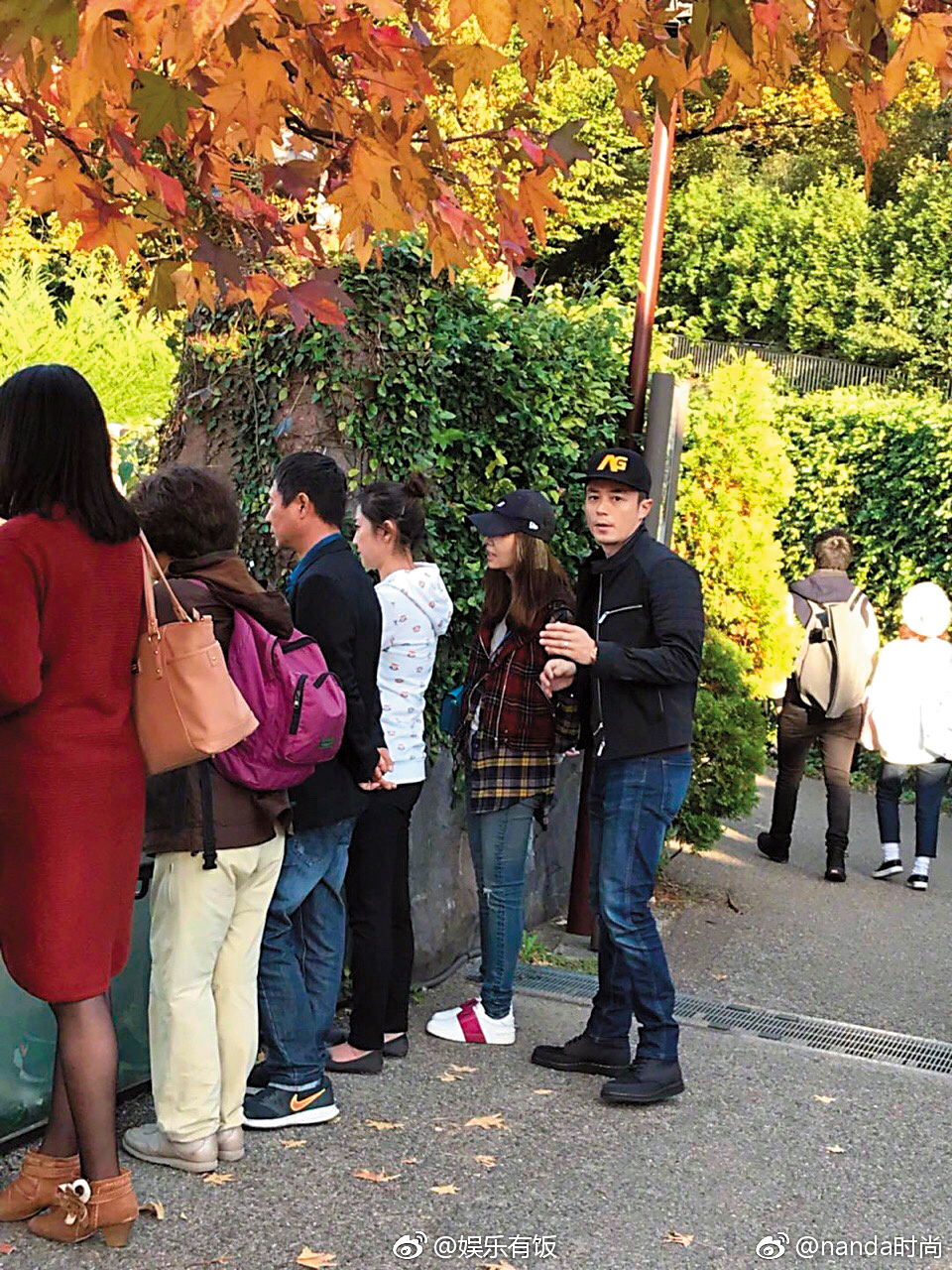 「霍心CP」在東京上野動物園被網友認出，戴著鴨舌帽的2人沒有變裝，享受2人世界。（翻攝自微博）