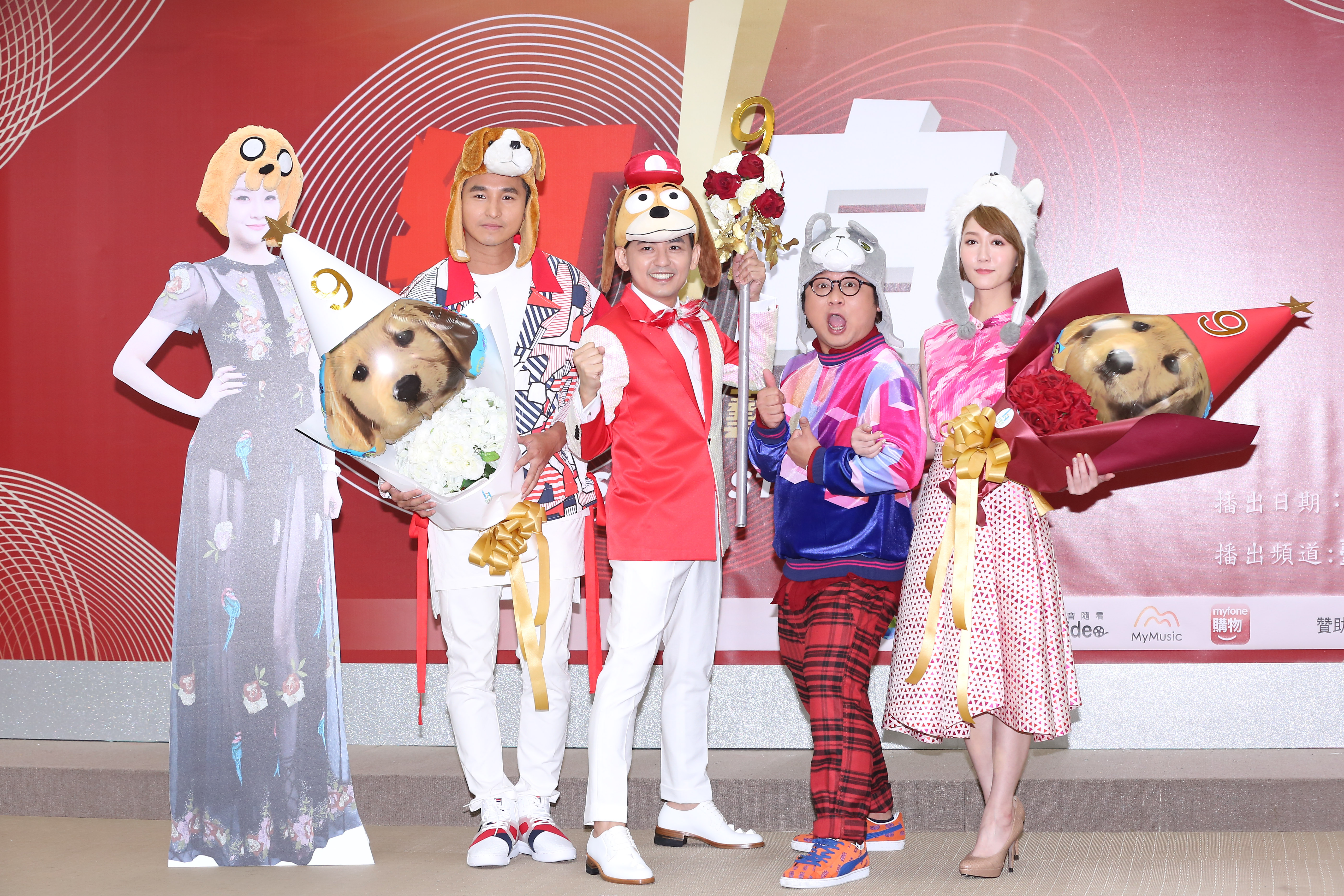 台視2018《超級巨星紅白藝能大賞》主持群亮相，黃子佼率領王少偉、納豆與瑪莉以狗年裝扮現身。