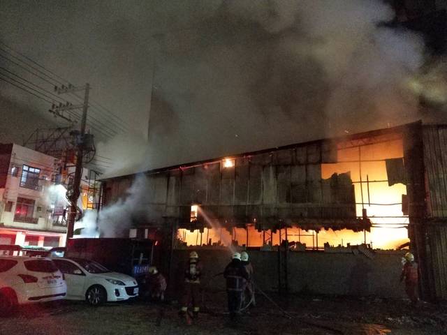 新竹市延平路一段某間汽車保修廠凌晨發生火災。（消防局提供）