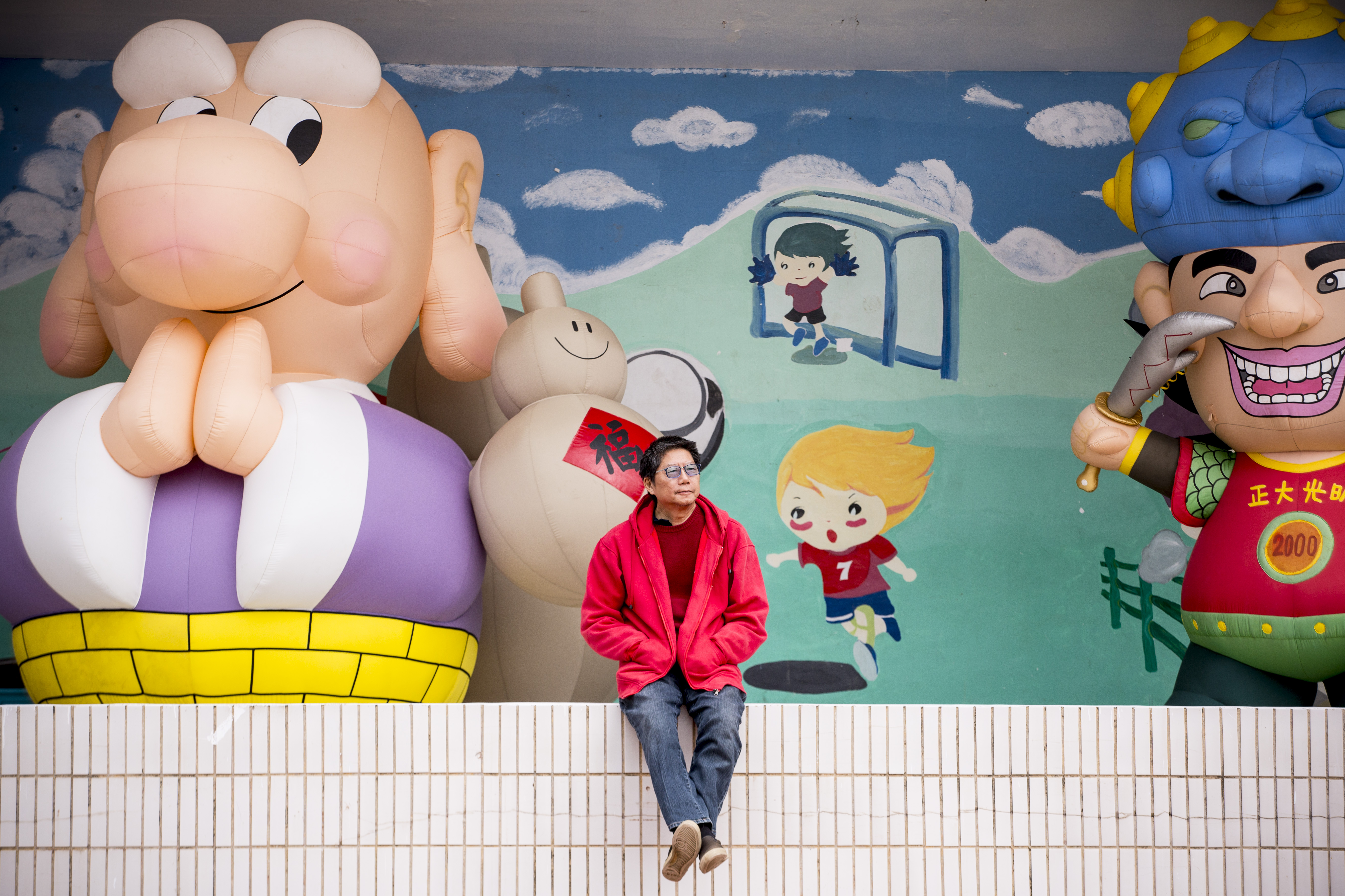 前往偏鄉國小教學的基本備配，是烏龍院角色的巨型充氣公仔。帶給眾人歡笑的各種角色，卻是出自於表情不多的敖幼祥。