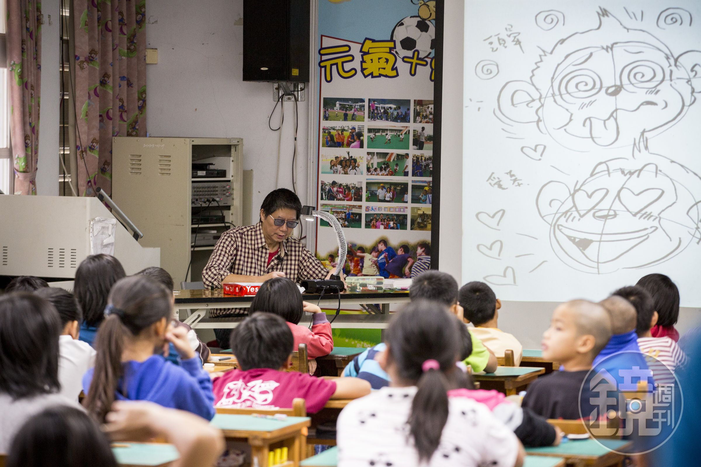 敖幼祥為學生示範如何以漫畫表現各種表情，台下一度有低年級生爆出：「好像喔！好厲害喔！」天真又突梯的發言惹得全場大人都笑了，只有敖幼祥仍是認真作畫。