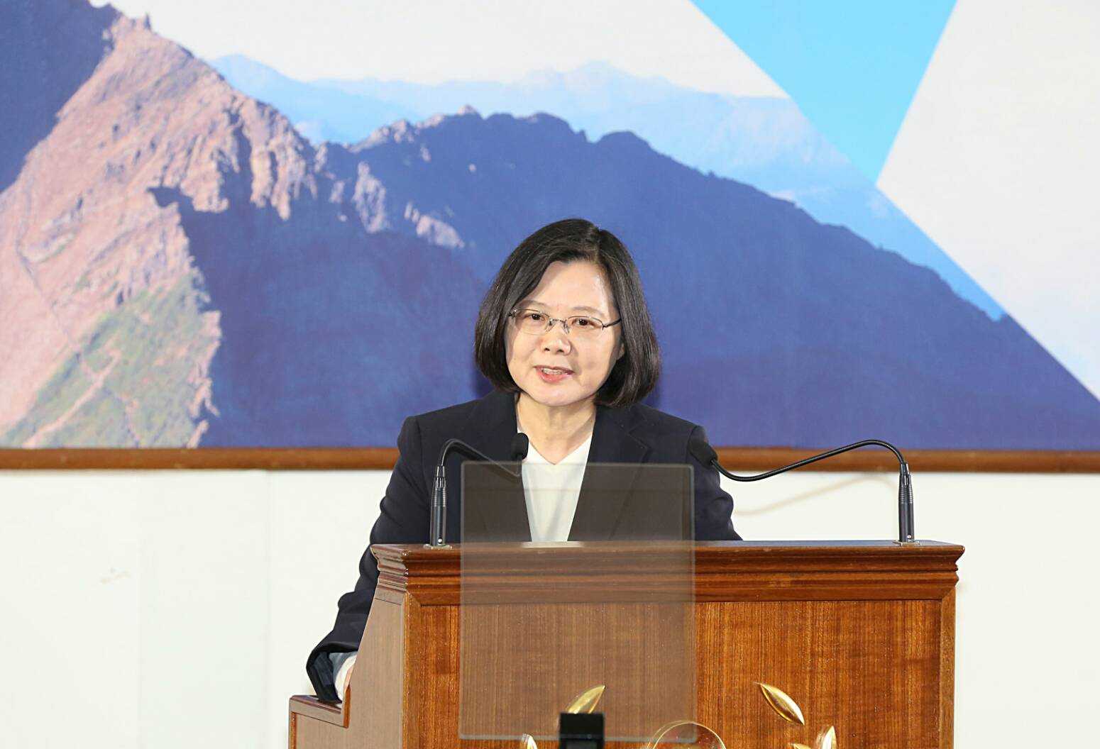 在中科院舉行年終記者會,總統蔡英文談到兩岸、國防、勞基法及低薪等議題。