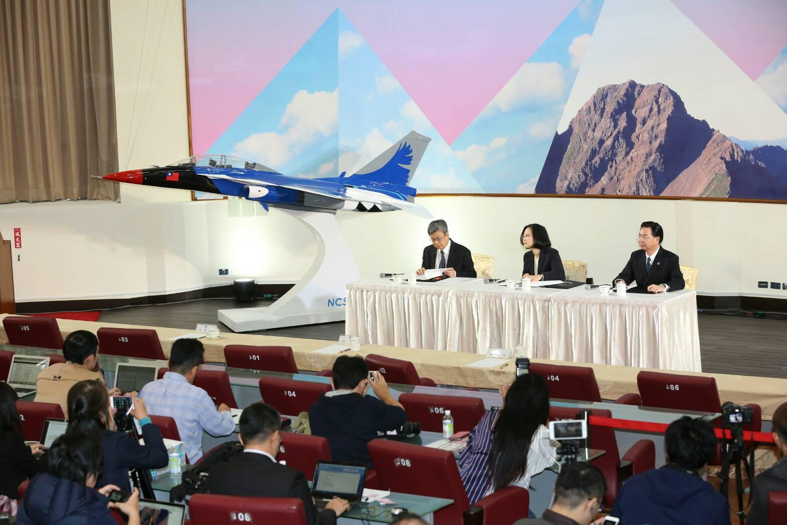 蔡總統致詞時,舞台放了中科院研製的無人機「騰雲機」。