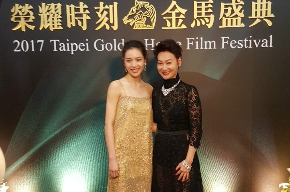 鍾楚曦在金馬紅毯上以復古金洋裝亮相，還與影后惠英紅相見歡。（華誼提供）