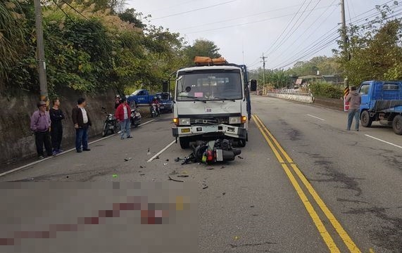 機車騎士夜騎,天亮疑似疲勞駕駛,闖對向車道慘死輪下。(警方提供)