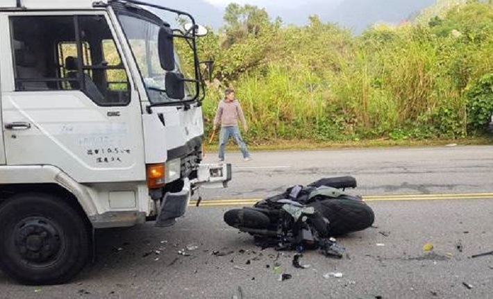 貨車司機說，機車一直衝過來，可能睡著了。（警方提供）