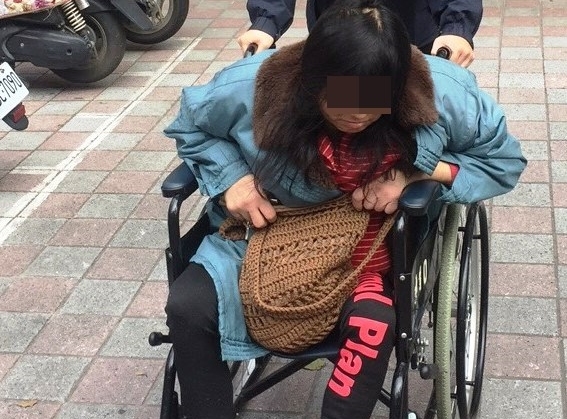 毒癮難耐的女毒蟲就算已經使用輪椅了也要購買毒品。（警方提供）