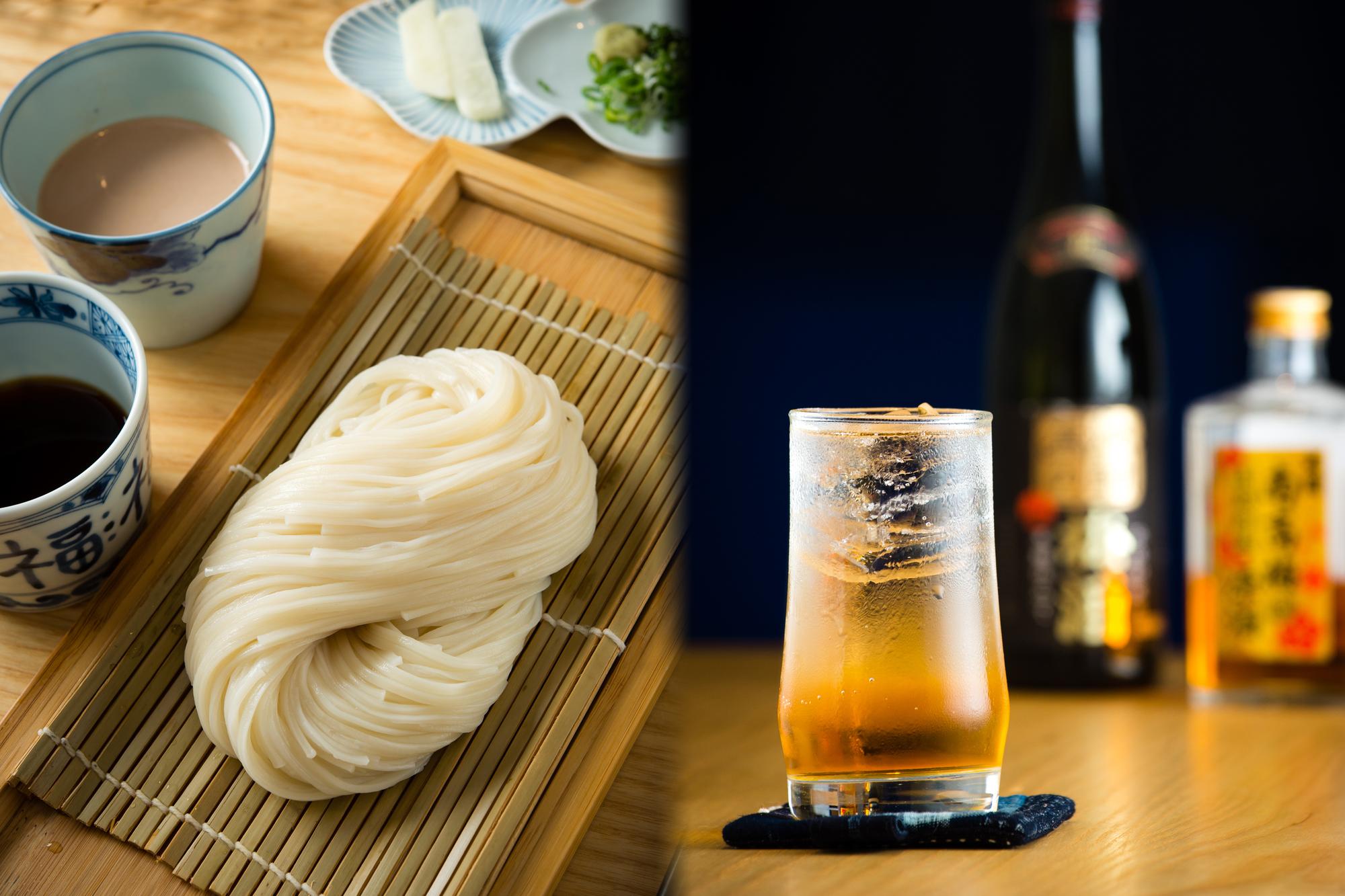 在「佐藤養助」既能品嘗到爽滑冰涼的「稻庭冷麵」(左,230元/份),也能喝到酸甜沁心的「梅酒蘇打」(右,150元/杯)。