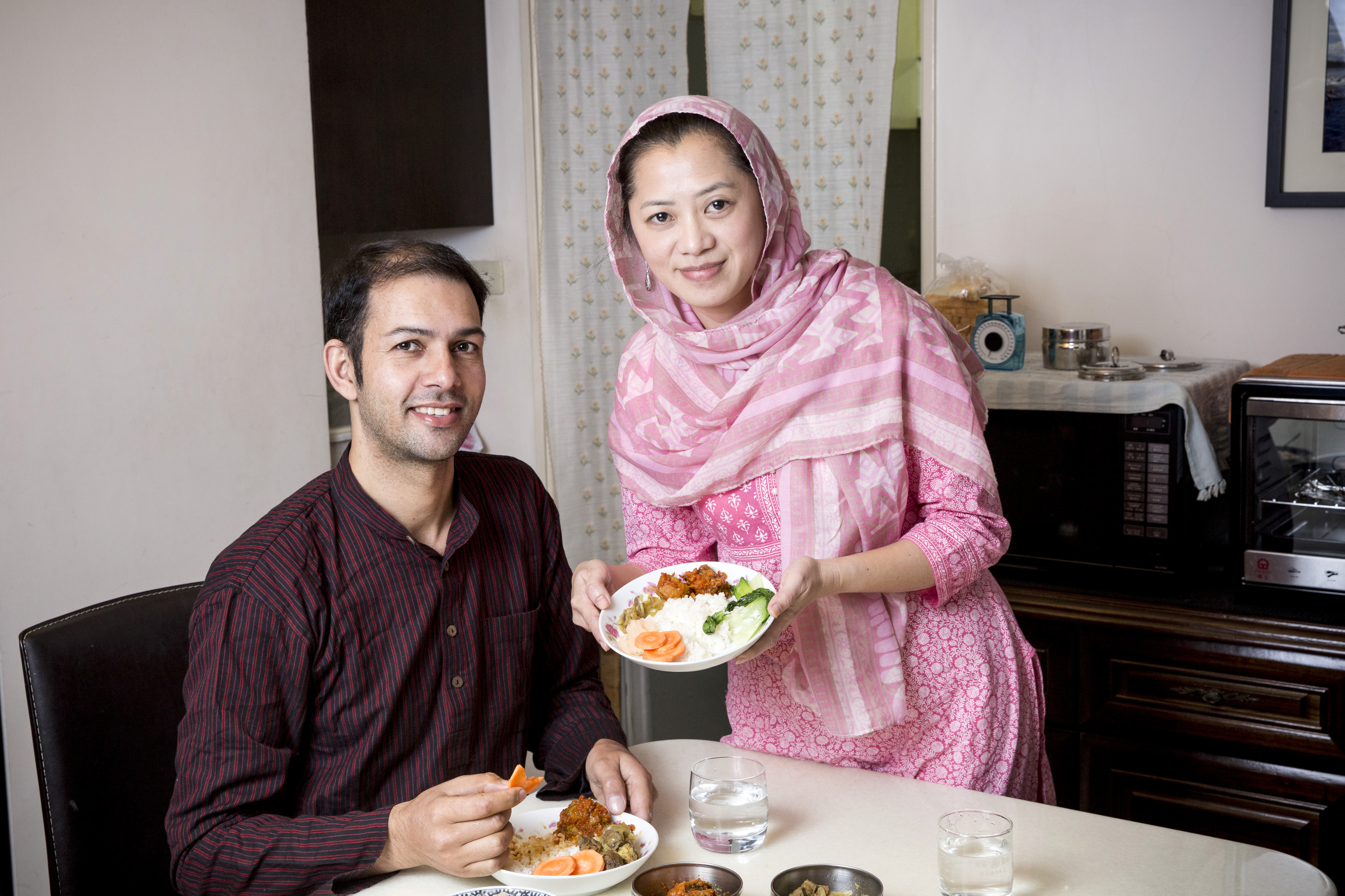 Ruby（右）的老公Raja是印度喀什米爾人，最近兒子的托兒所辦變裝親子派對，Ruby想不出要扮什麼，於是就和先生穿印度服裝「扮印度人」去參加派對。