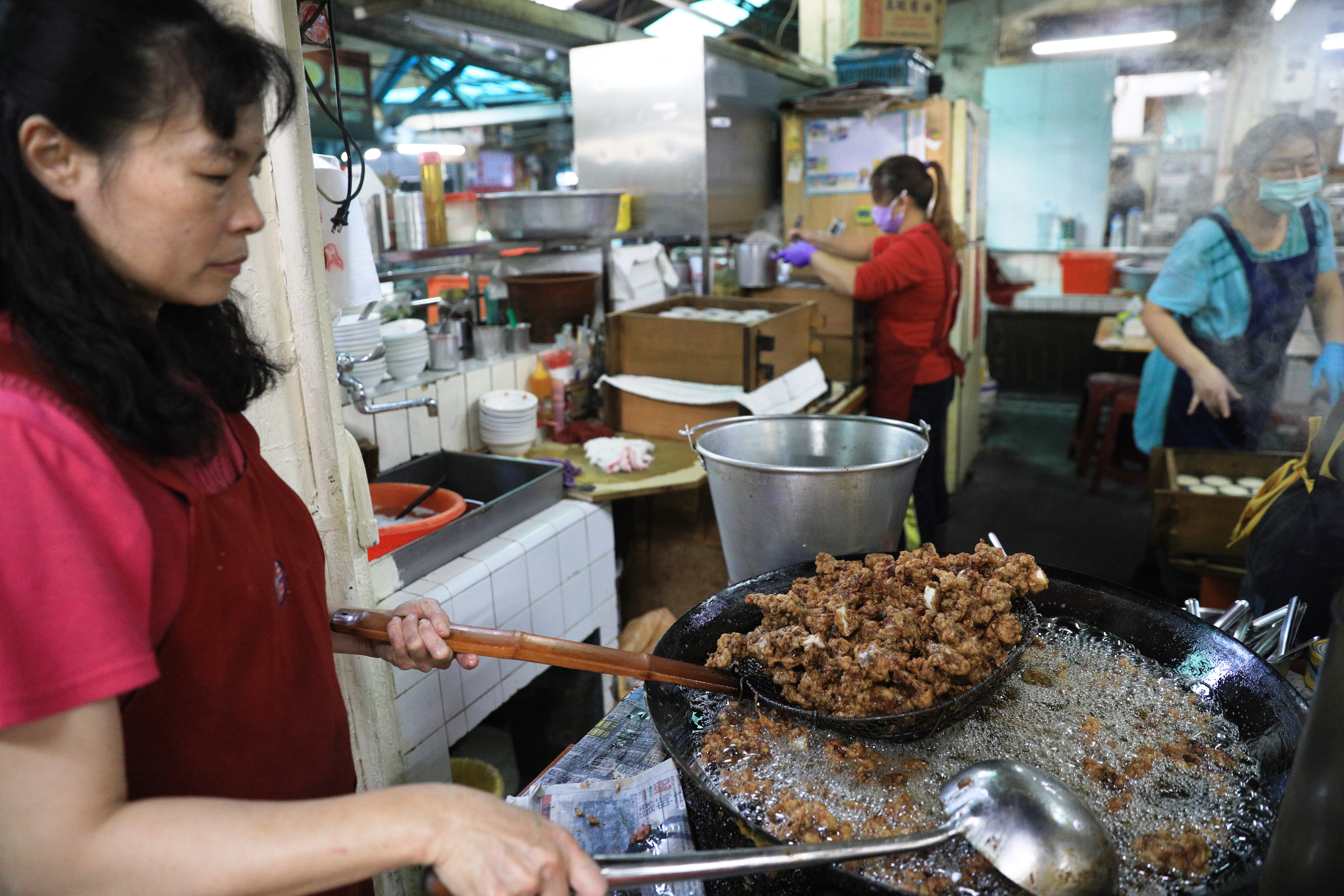 用豬油、中大火酥炸的「排骨酥」，脆口不油。（200元／斤）