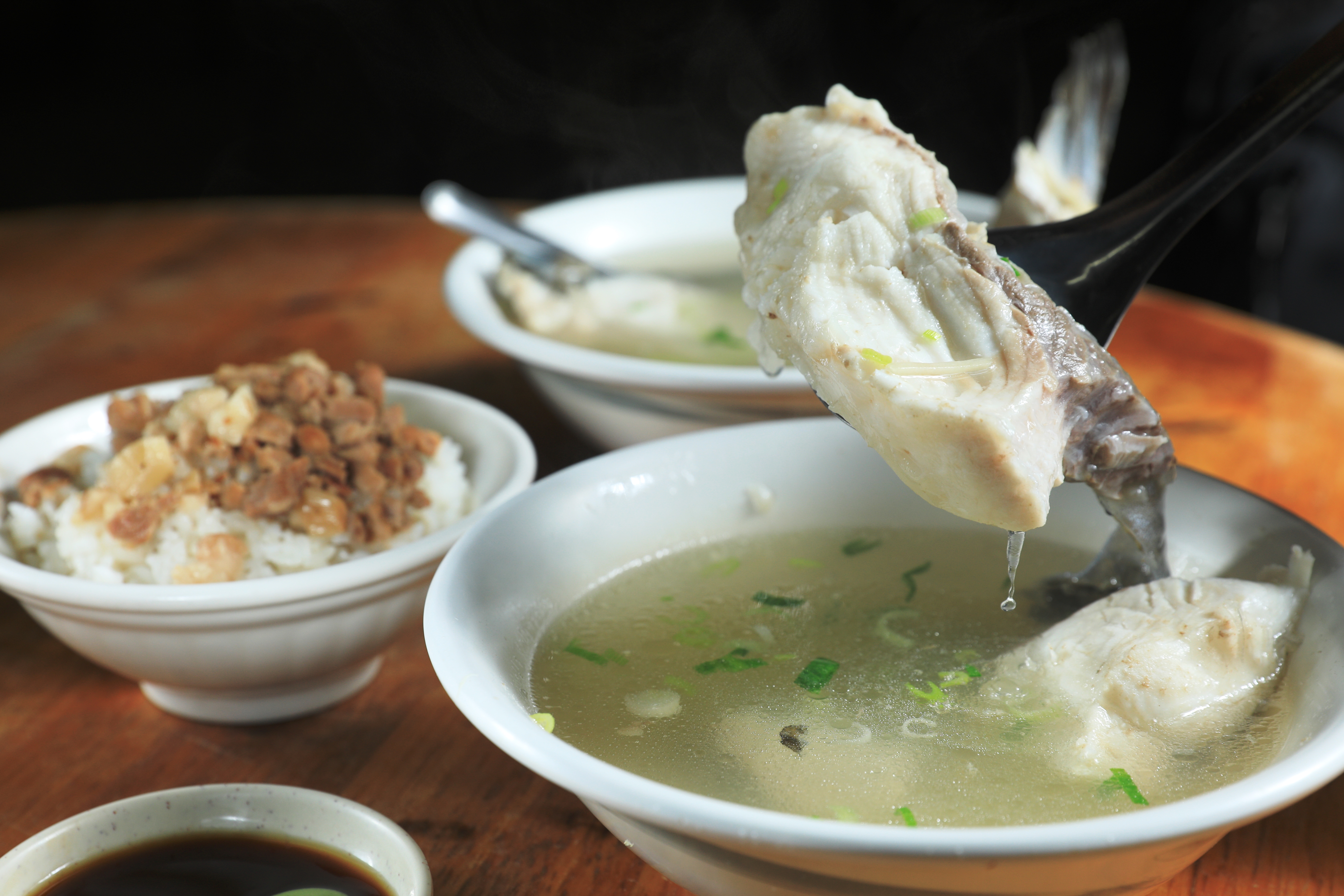 台南人愛吃虱目魚，嘉義人偏愛肉多刺少的草魚。
