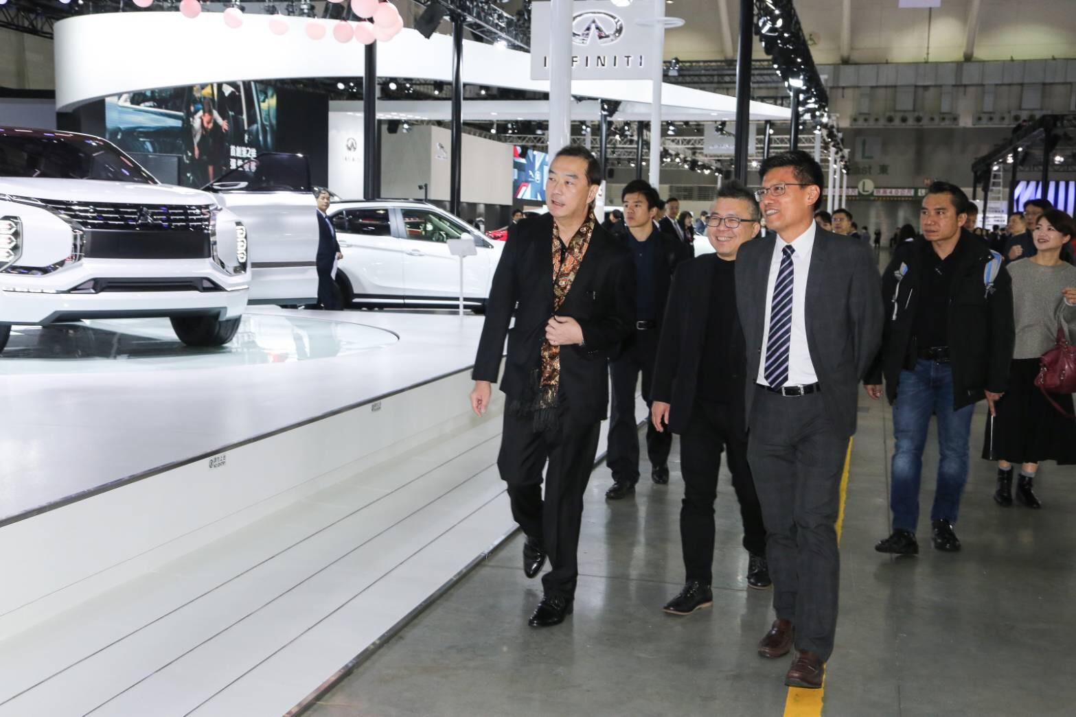 裕隆董事長嚴凱泰，選在開展第一天就到場參觀。（裕隆提供）