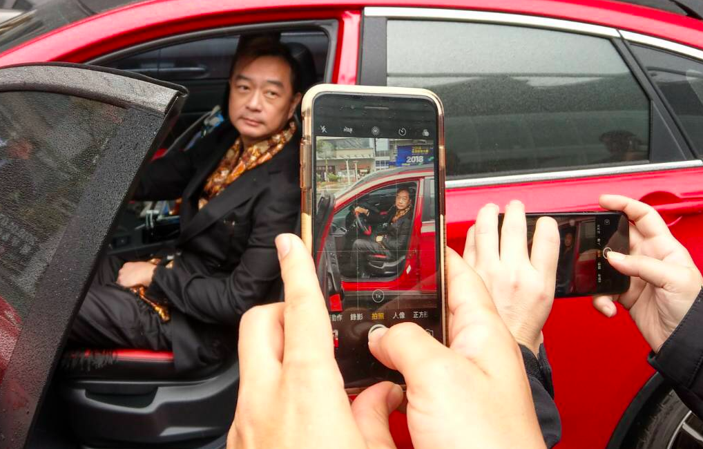 裕隆董事長嚴凱泰，選在開展第一天就到場參觀。（裕隆提供）