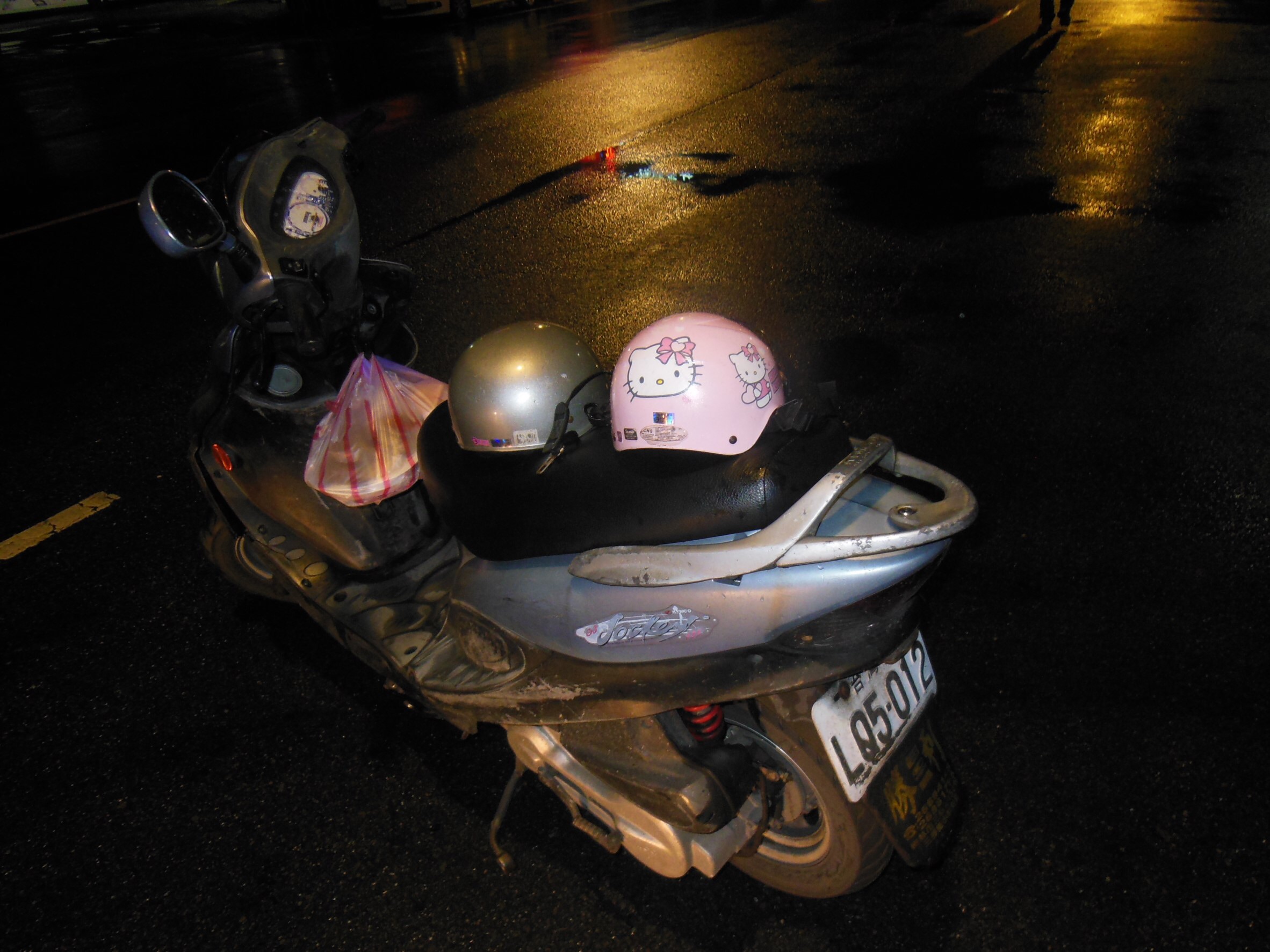 詹男工時長，又要照顧年幼女兒和中風妻子，疑因過勞成疾而不幸猝逝。（翻攝畫面）