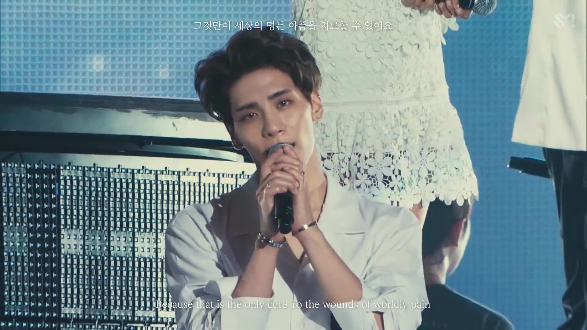 〈My Dear Family〉現場演唱版本，讓大家再次回顧SHINee鐘鉉歌唱魅力。（截圖自影片）