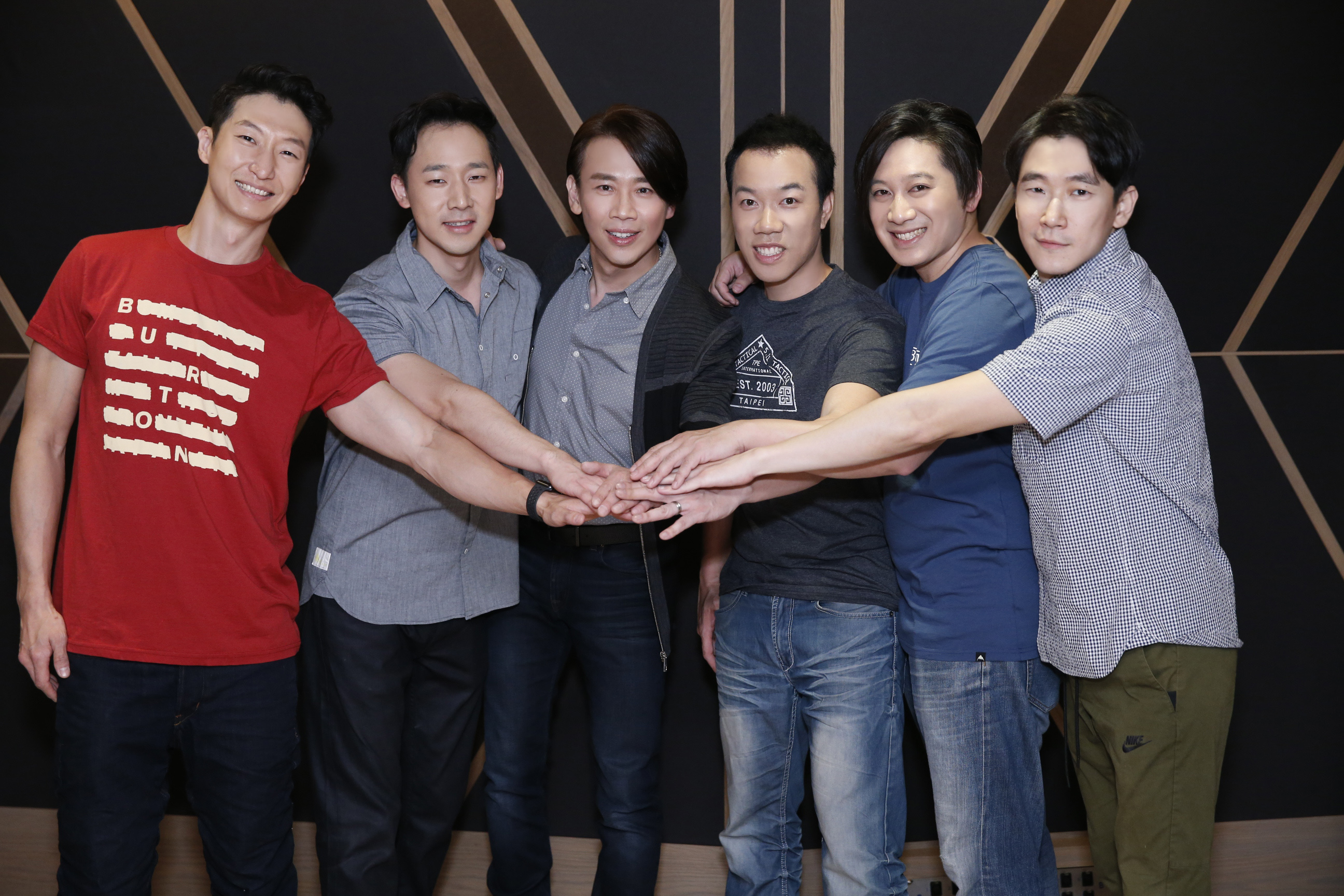 美聲團體「Tension」相隔14年後，與師父陶喆終於同台演出，Jimmy（左起）、John、陶喆、Brian、Andy、Raymond。（種子音樂）