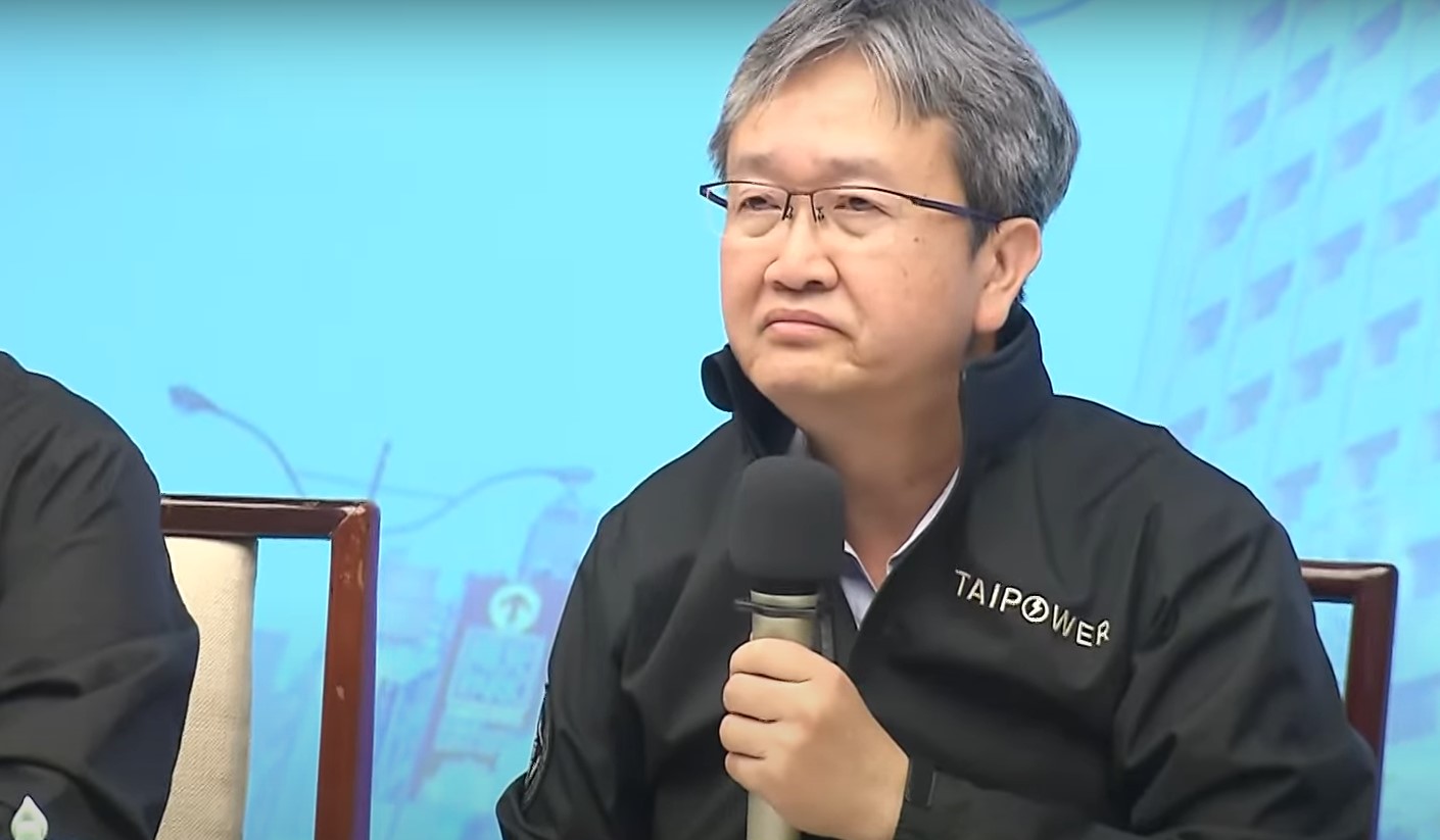 王耀庭今天出席台電記者會說明接受慰留原因。(翻攝自YT)