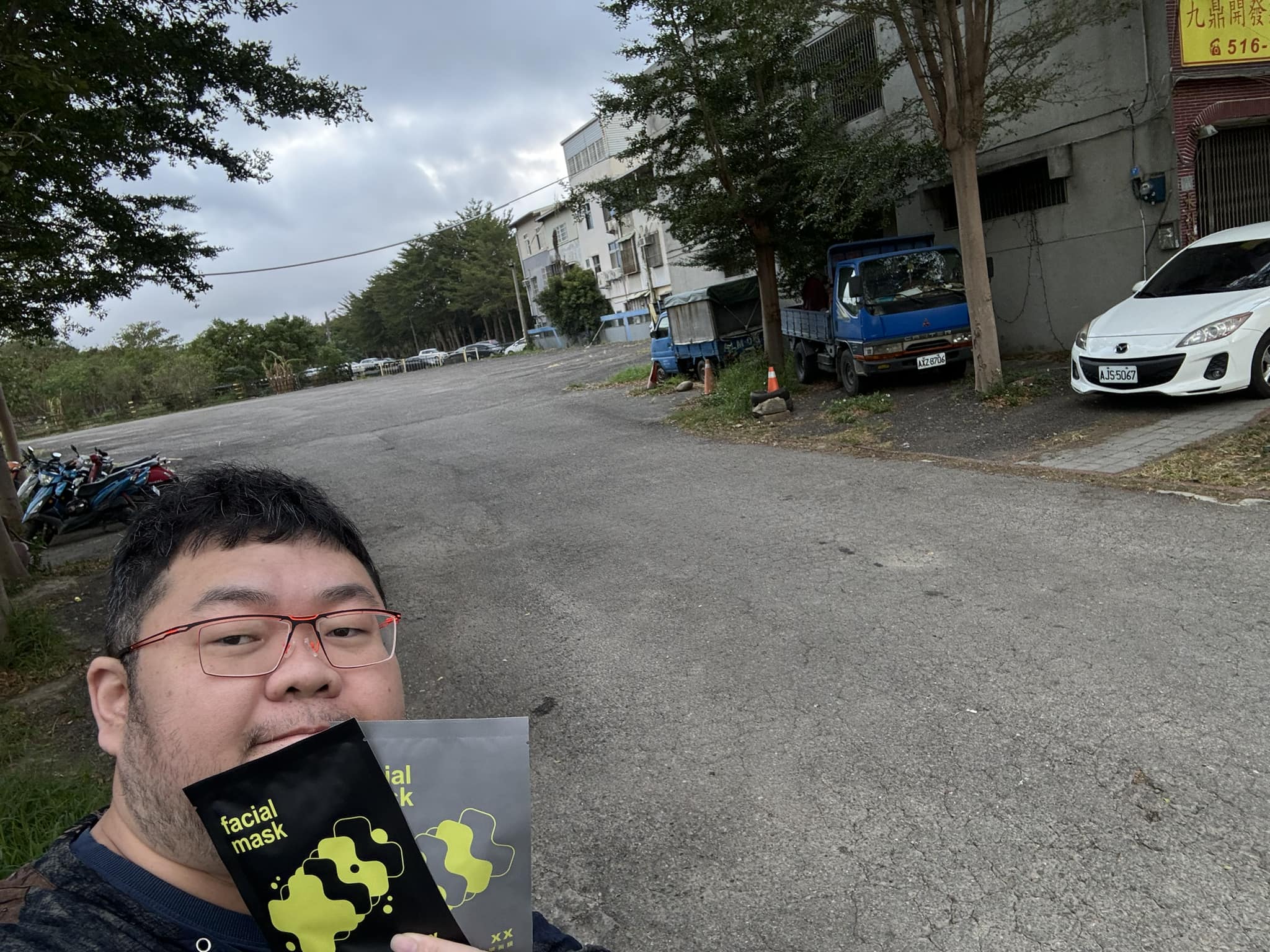 柯文哲遭爆違法用地後,網紅四叉貓也赴現場朝聖。(翻攝自劉宇臉書)