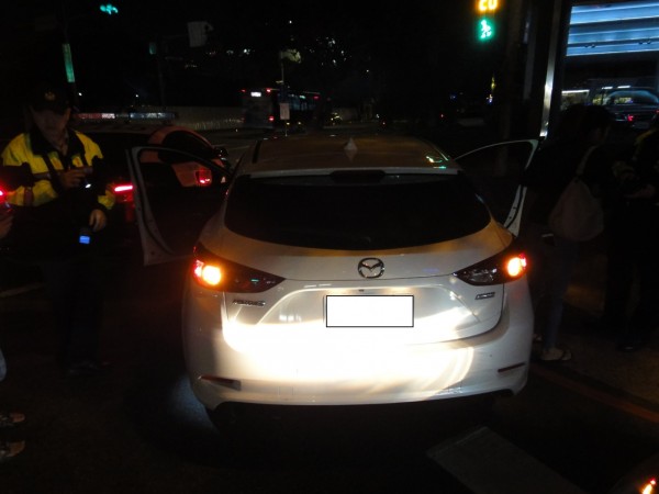 林男邊開車、邊拉K被警方攔查，搜出毒品（圖：警方提供）