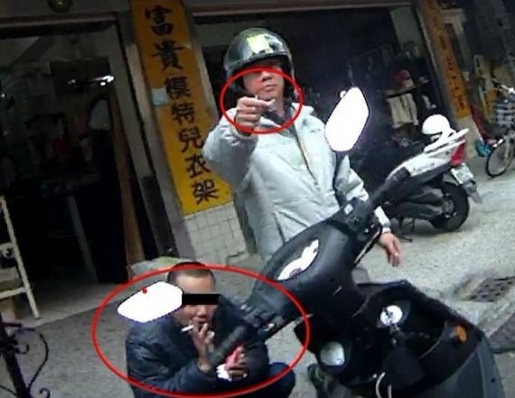 警方逮捕鍾嫌（左下）時，他手臂還插著針筒(圖：警方提供)