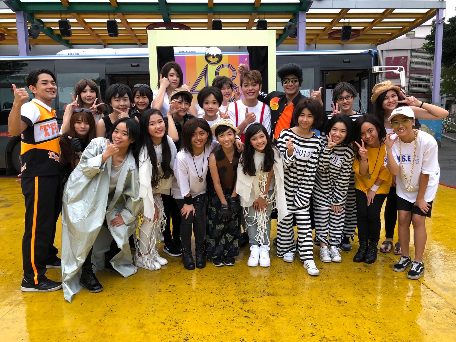 網紅又仁和郭彥均反串帶領女孩們模仿歌手拍攝金曲MV。（圖：紅杉娛樂提供）