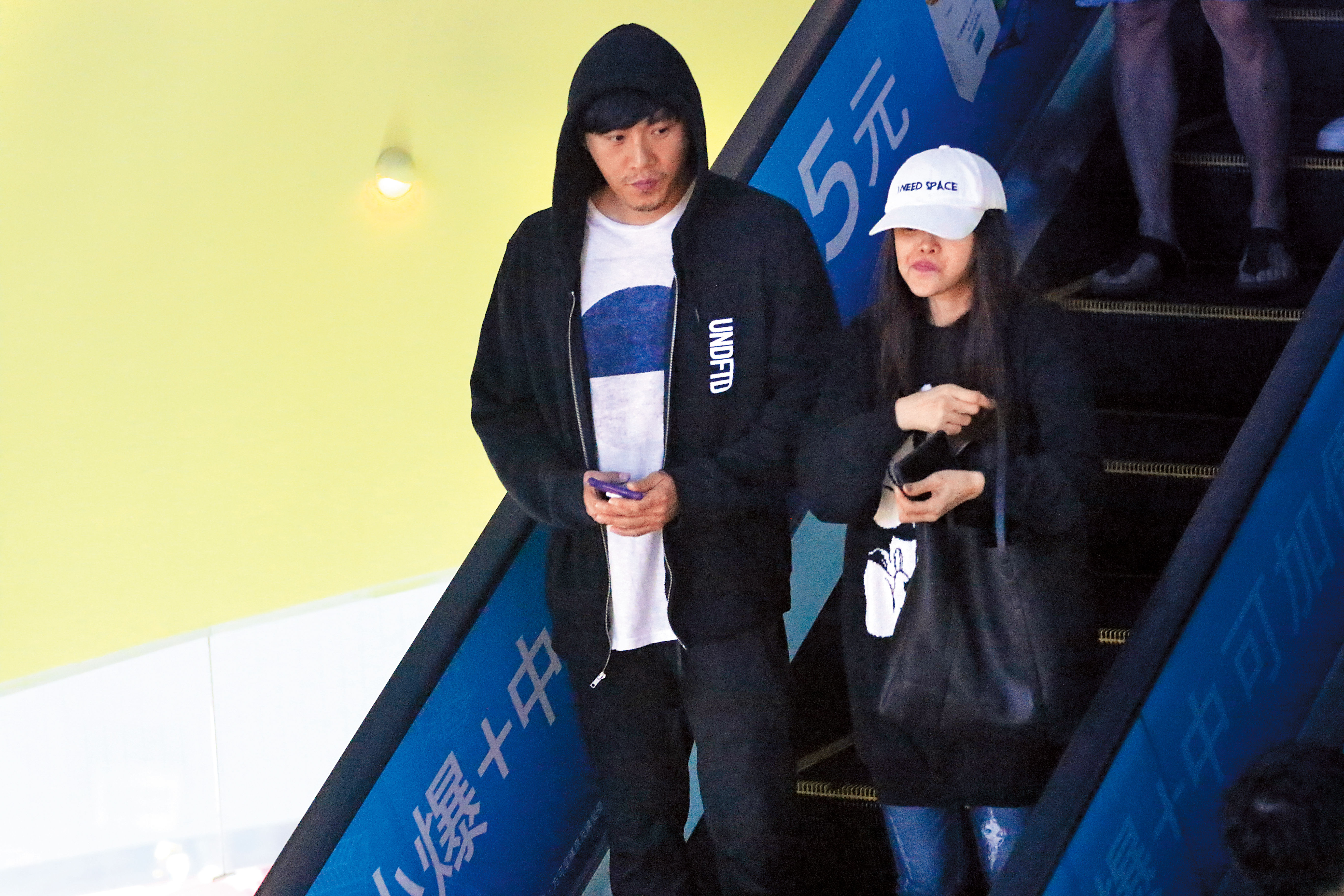 伊能靜雖然帽簷壓得低低，但舌頭跟嘴巴很不安分。