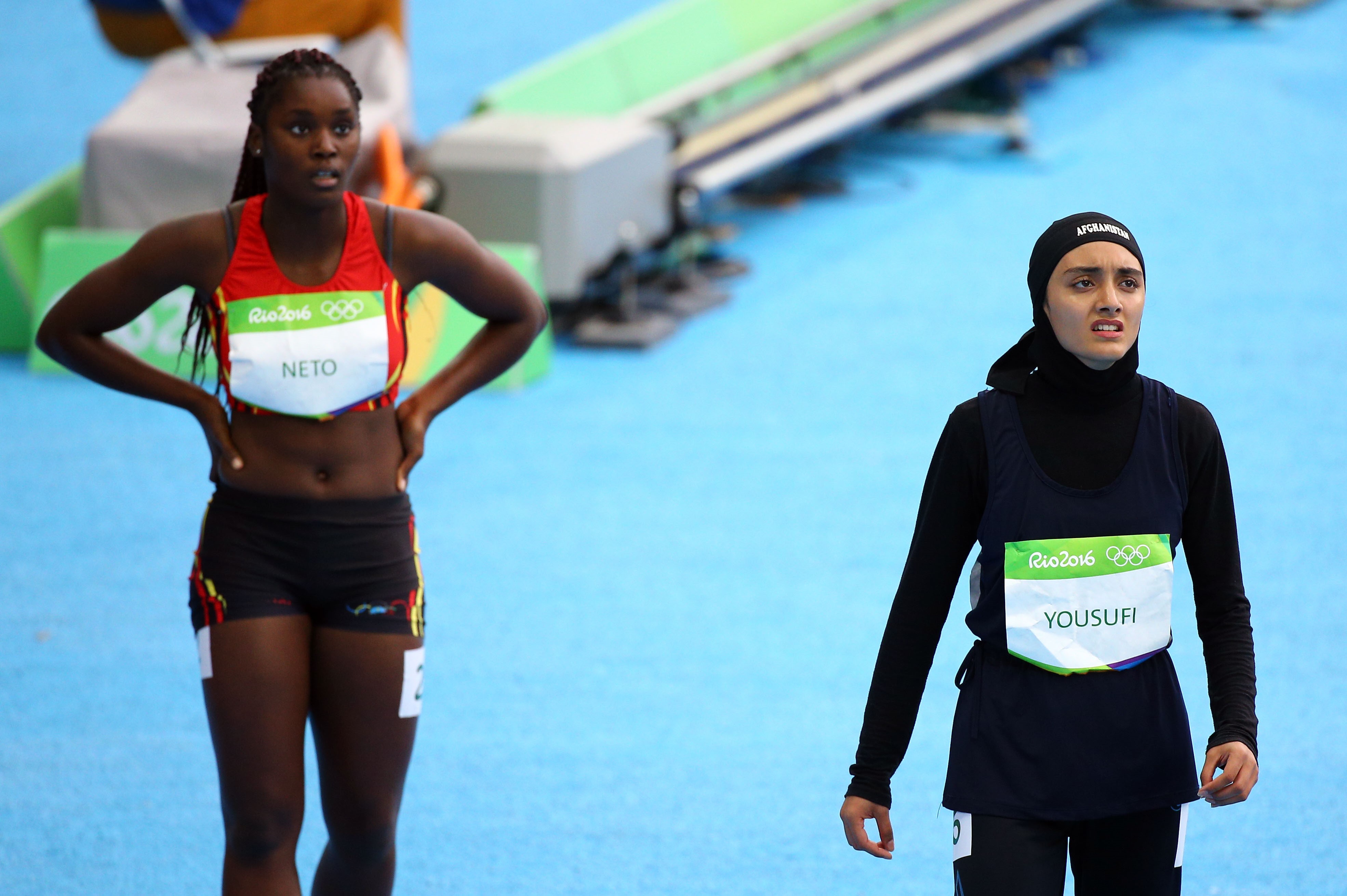 時至今日，阿富汗女性仍受保守的禮教束縛。圖中右下為阿富汗短跑選手卡米亞在2016年奧運賽後情景。（東方IC）