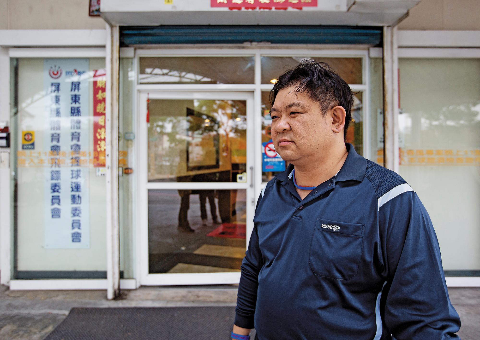 教練洪國峻在自己的球館前喊冤，表示一些爭議事件都是子虛烏有，遭有心人打壓。