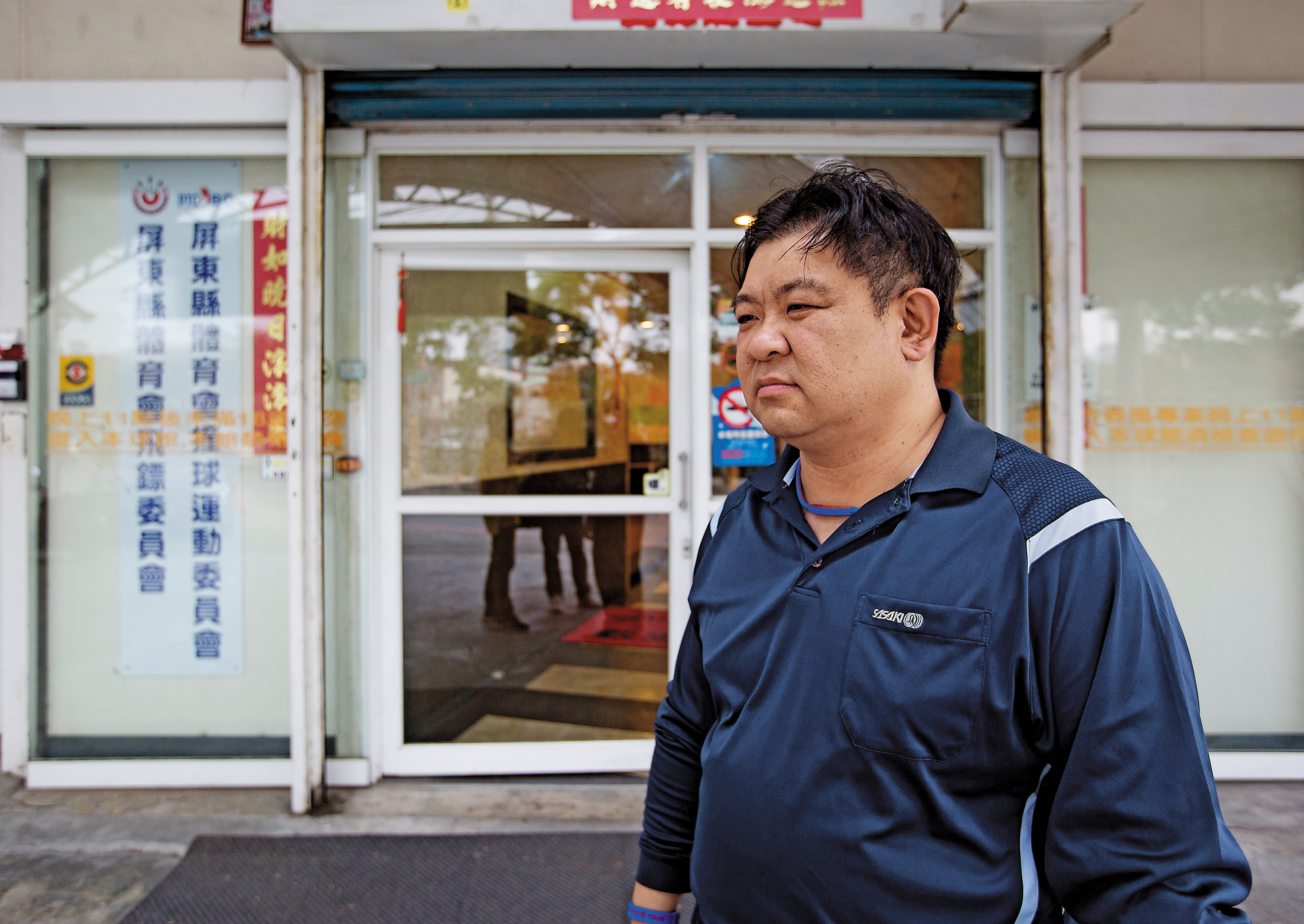 教練洪國峻在自己的球館前喊冤，表示一些爭議事件都是子虛烏有，遭有心人打壓。