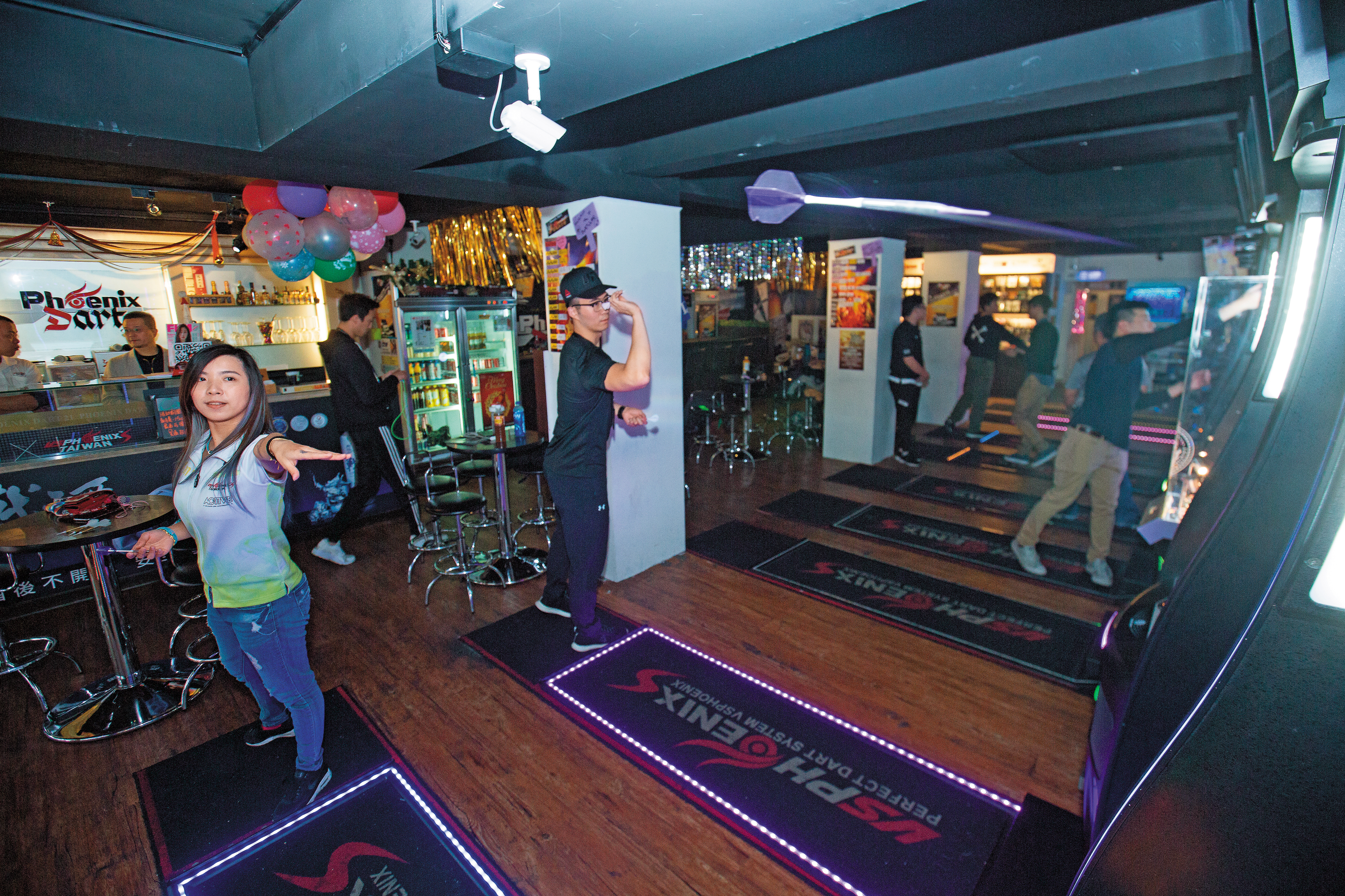 競技飛鏢總會期許能如電競產業般培養出職業選手，圖為培育中的女鏢手筱毓（左）。