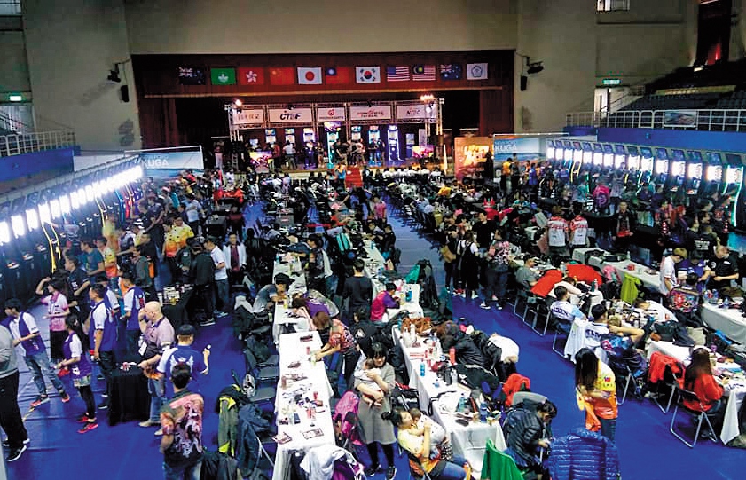 中華民國競技飛鏢總會常舉辦國際性大型飛鏢運動賽事，並積極推廣該項活動至校園中。（翻攝自CTDF臉書）