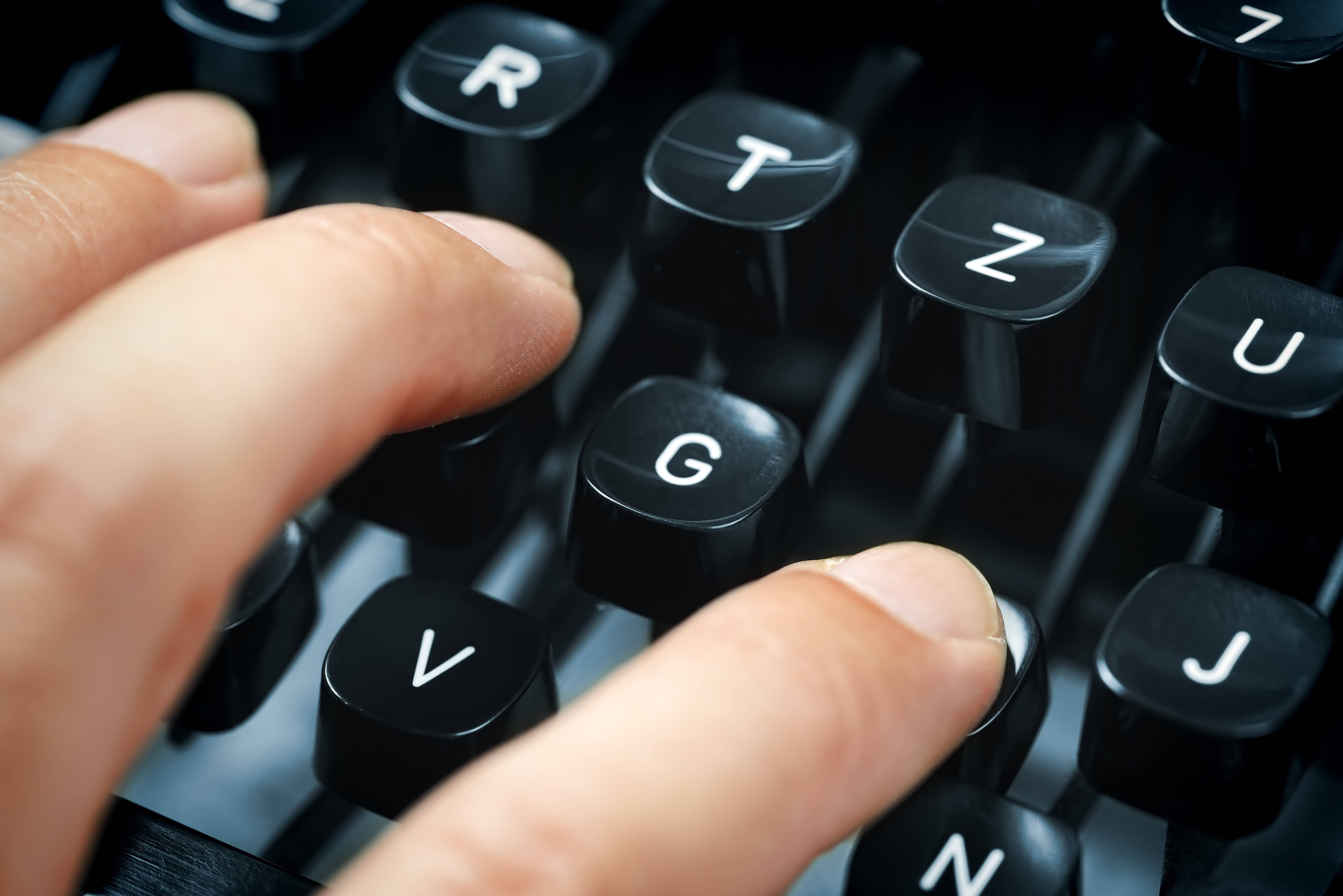 作家工作不如想像中浪漫。英國官方機構公布的研究報告顯示，近五年來文學創作的市場持續下滑。（東方IC）