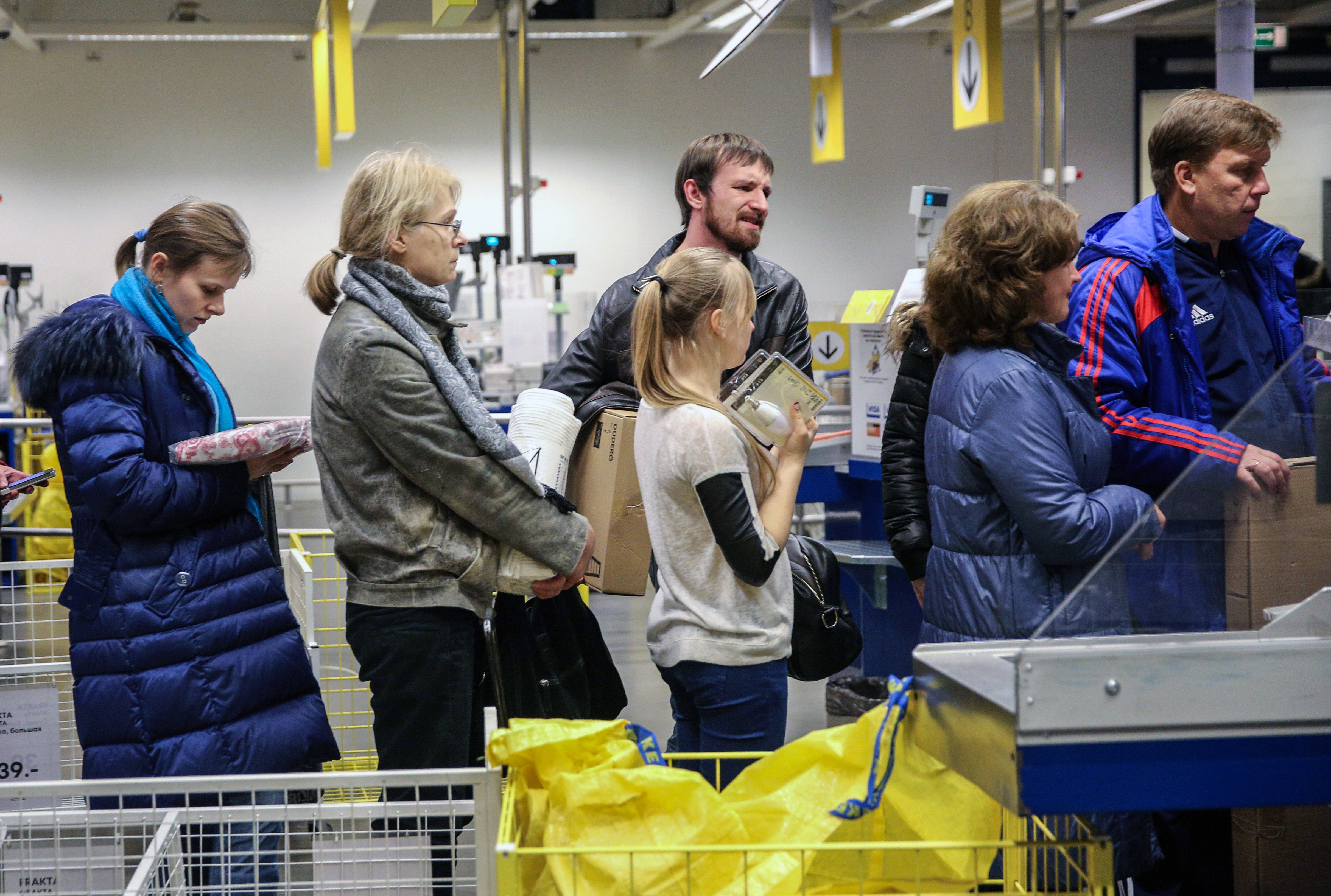 結帳櫃檯前的人龍，是各大賣場常見景象。(東方IC)