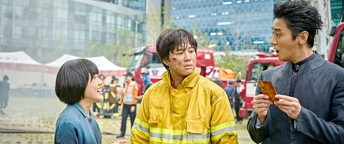 賣翻全台的《與神同行》，其實是改編自漫畫的作品。（圖：采昌國際多媒體提供）