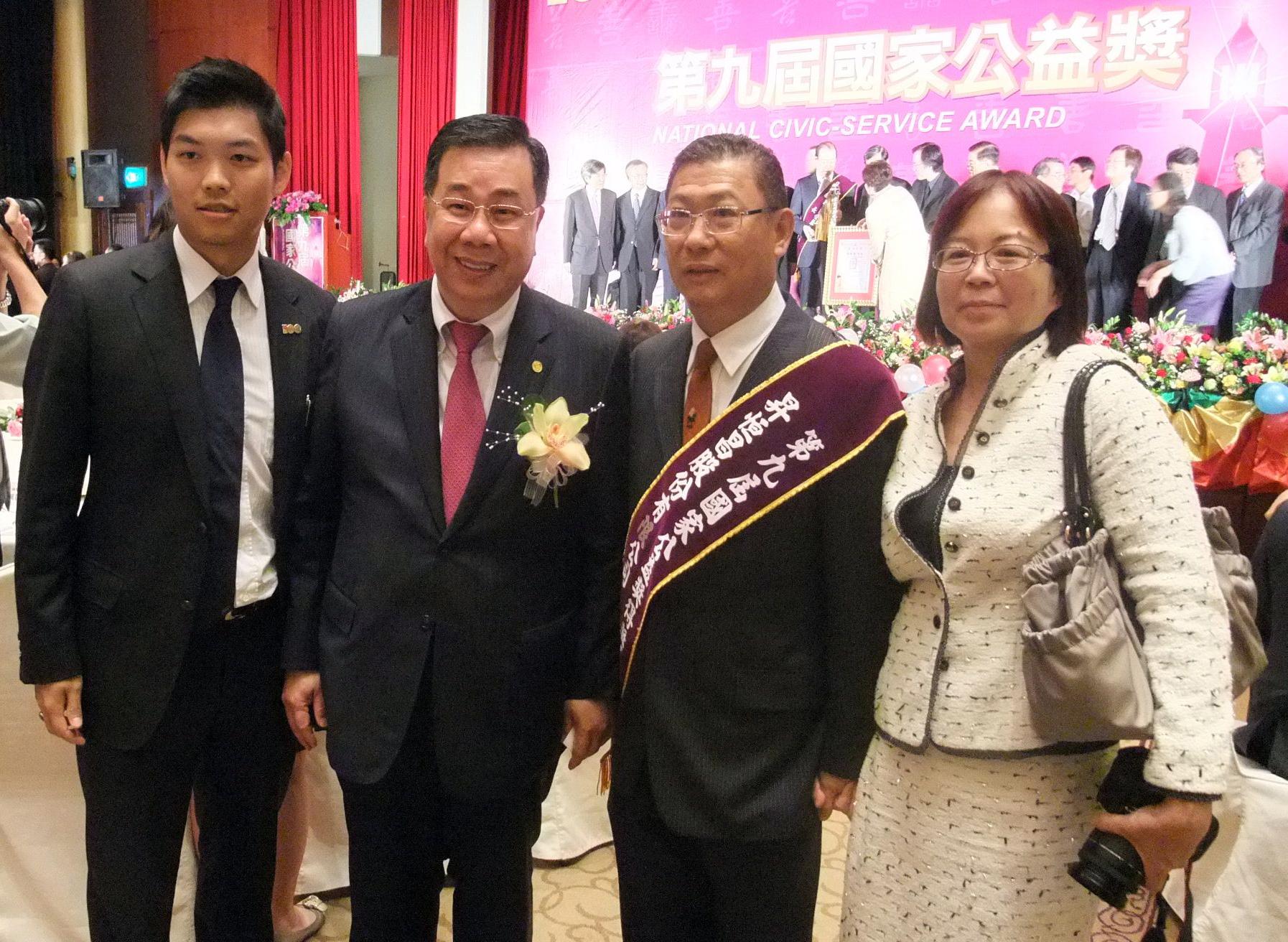 江松樺(右2)發跡史相當傳奇,他深信共榮共生是企業永續經營之道,昇恆昌曾獲頒第9屆國家公益獎。左1為江建廷。(聯合知識庫提供)