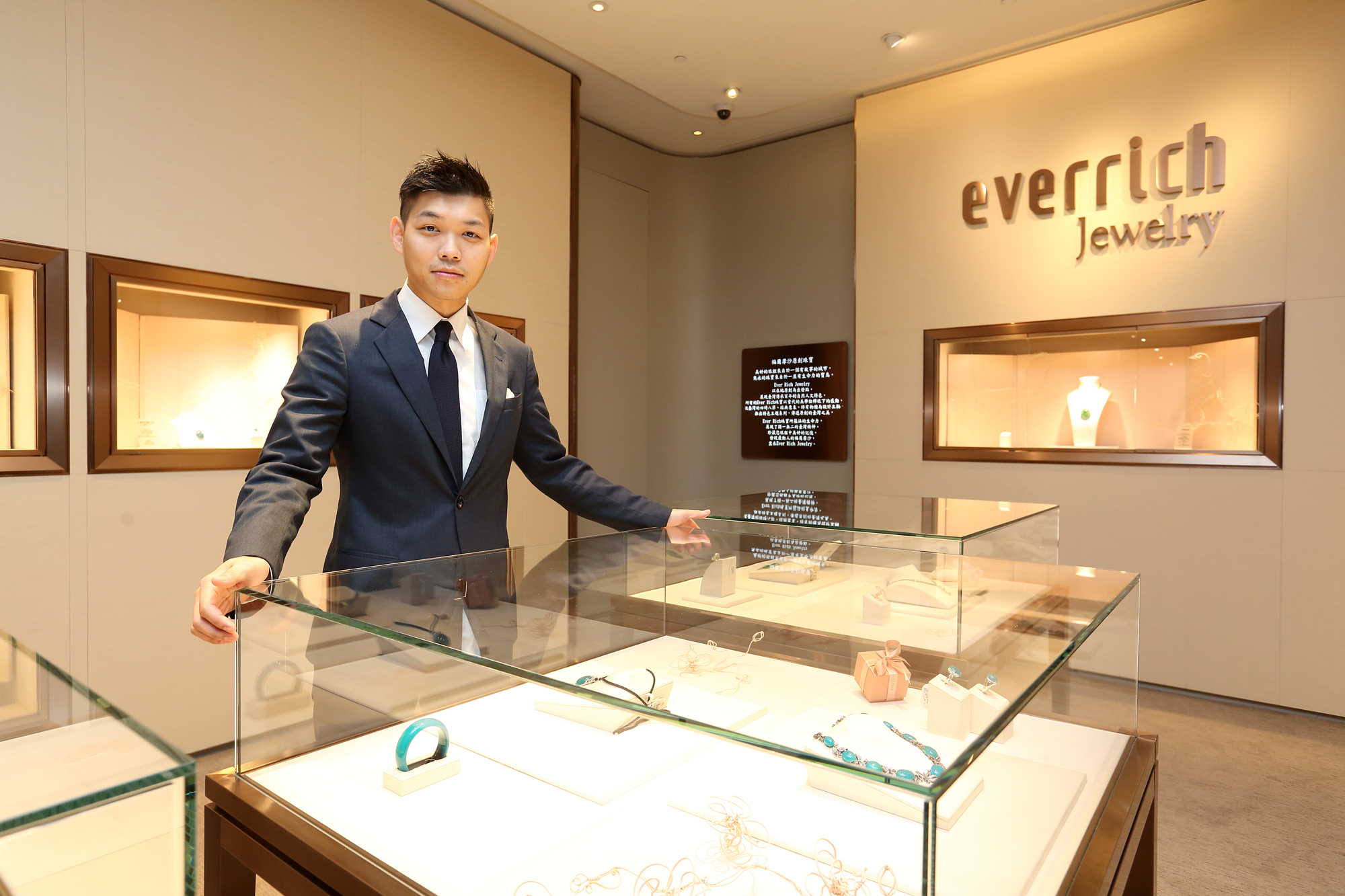 35歲的江建廷（右），從昇恆昌的門市售貨員做起，讓他很熟悉賣場細節。