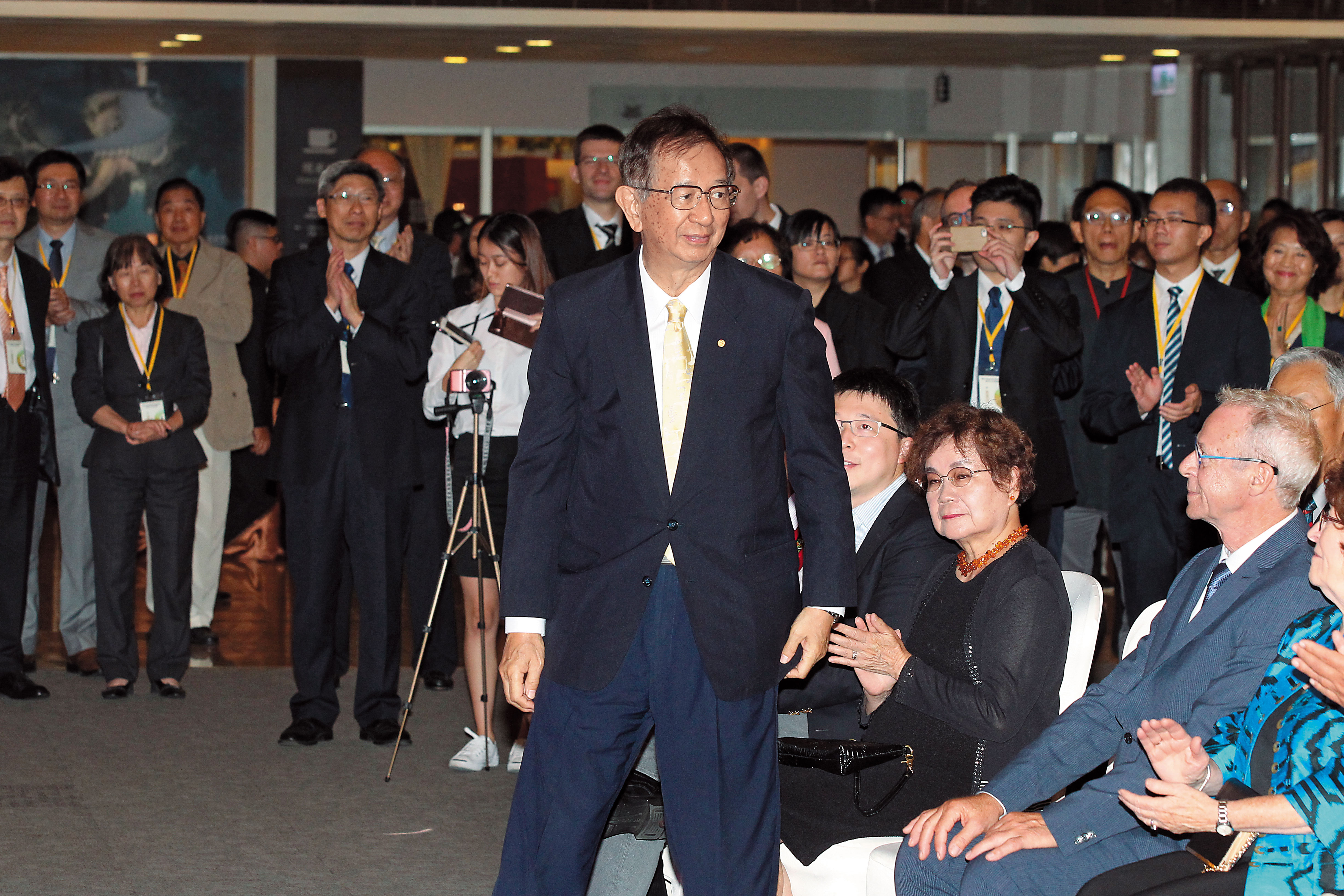 中研院前院長李遠哲操作棄保讓中研院派強壓台大幫。