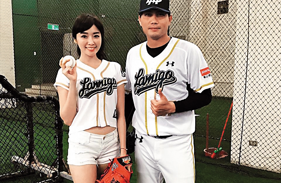 成語蕎（左）擔任開球嘉賓，暱稱「白蛇」的鄭承浩（右）耐心教她投球。（翻攝自成語蕎臉書）