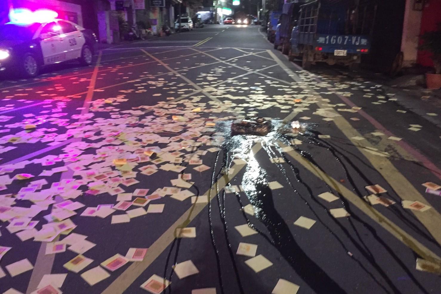 李嫌等人不滿違法放煙火被取締,竟到消防隊門口灑冥紙。