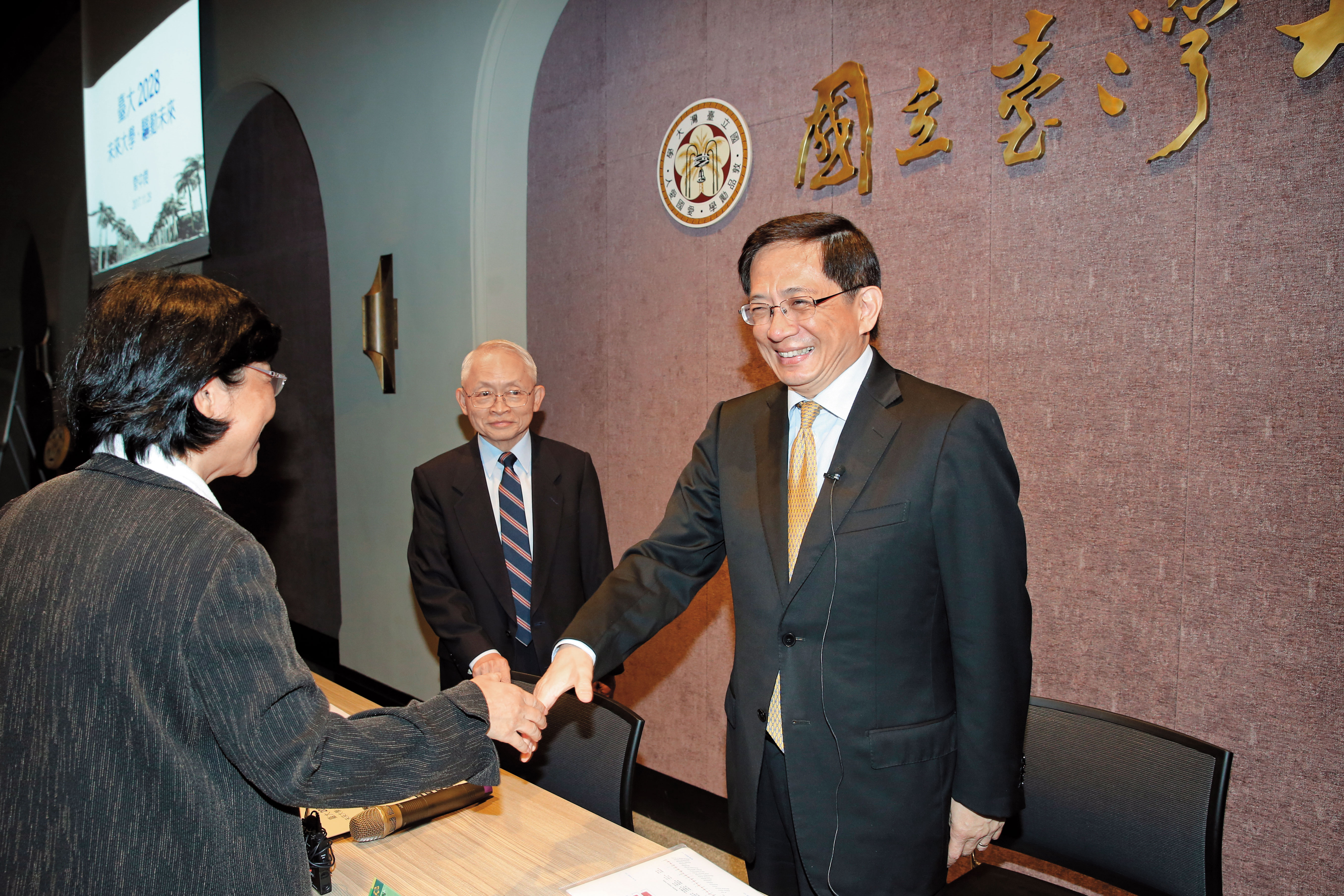 管中閔（右）看到同是馬政府時期政務官卸任的馮燕，在治校理念說明會上露出難得的笑容。