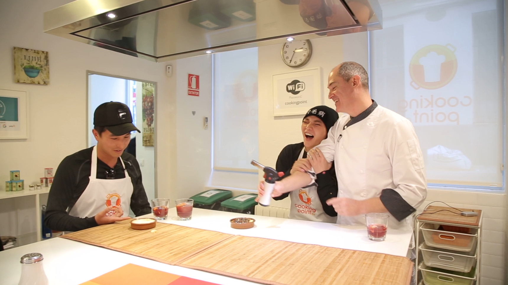 小甜甜（右2）把甜點烤焦，老師嚇到連忙叫她住手。（亞洲旅遊台提供）