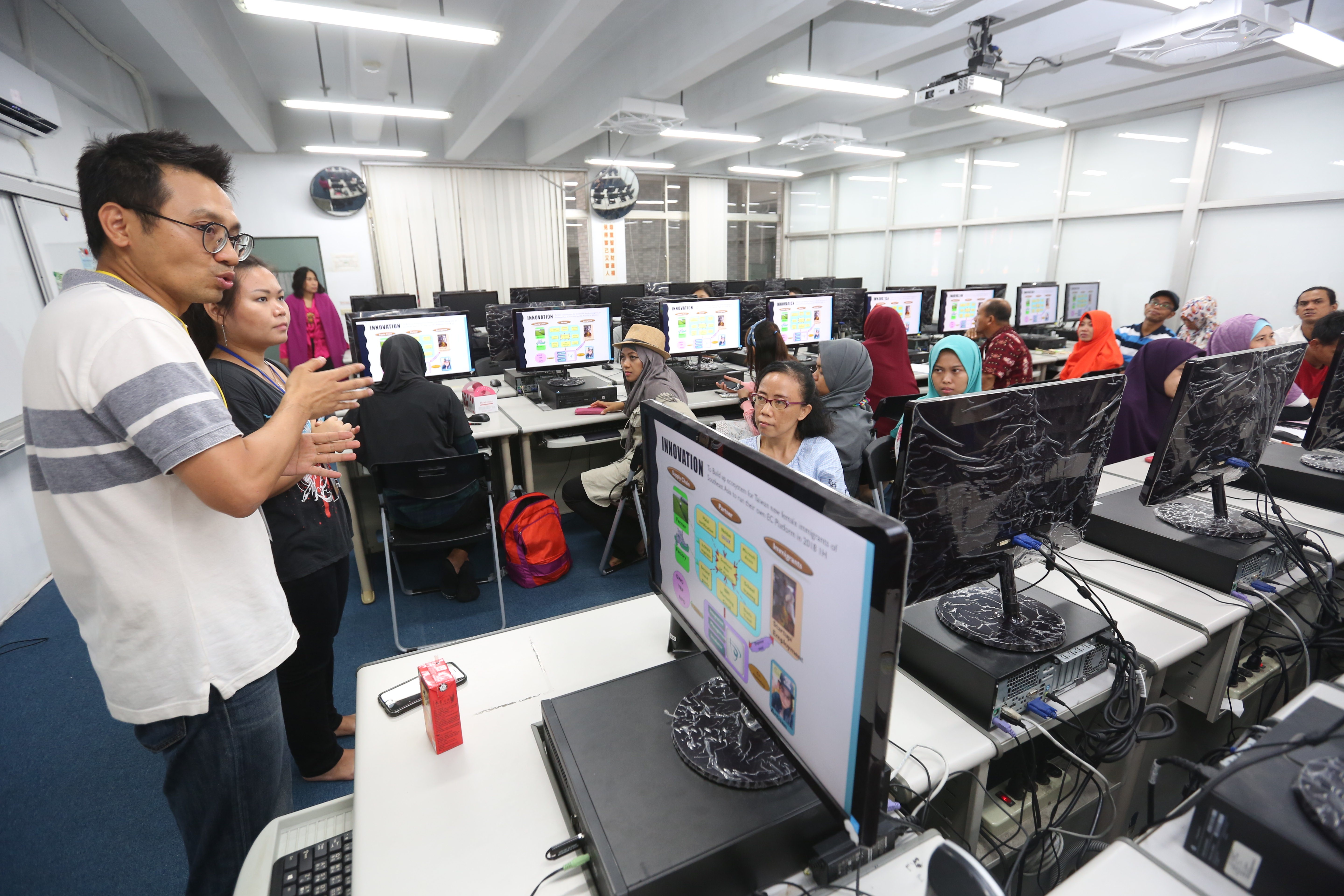 張佑輔長期關懷新住民議題，為了「移工翻轉學苑開學日」的演講，在中國眼鏡業展覽會的第二天就急著從北京飛回台灣。