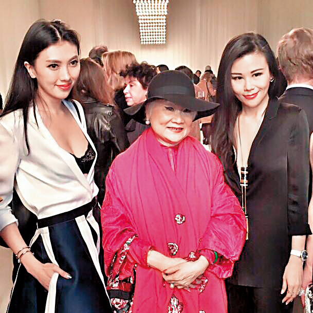 雖然出身不高，但Doris（左）力爭上游，去了巴黎時裝週，跟浪凡的王效蘭女士（中）合照。（翻攝自Doris IG）