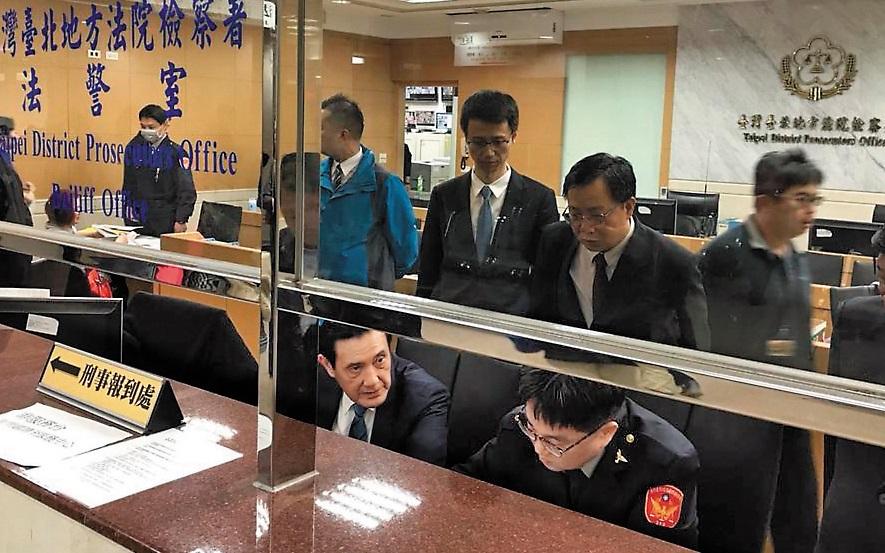 馬英九質疑北檢洩漏不實偵查祕密給媒體，赴北檢控告檢察長，創下司法先例。