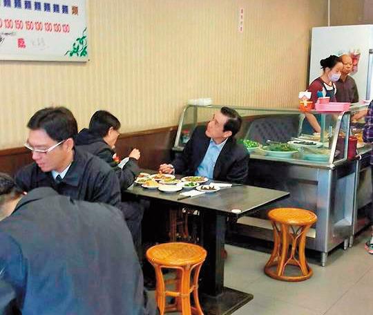 馬英九一派輕鬆與妻子周美青南下高雄吃牛肉麵,一旦遭起訴,恐難如此逍遙自在趴趴走。(翻攝自羅智強臉書)