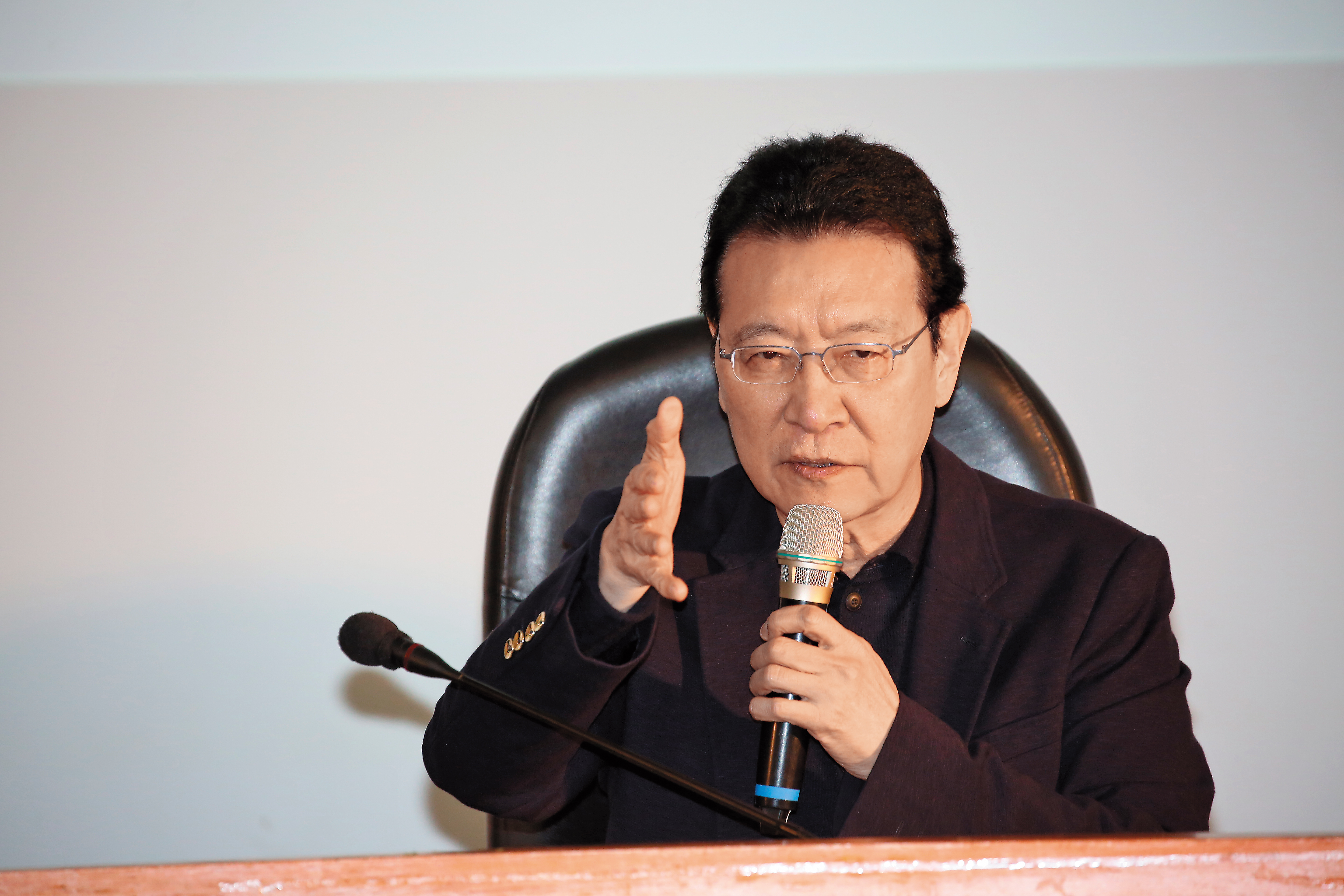 趙少康質疑造謠，對本刊提告，但在中廣案的聽證會上卻同樣遭學者痛批。