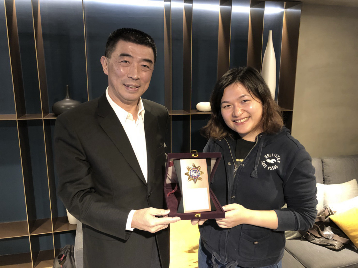 刑事局長劉柏良頒發模範警察獎章給周員，並表達不捨之意。