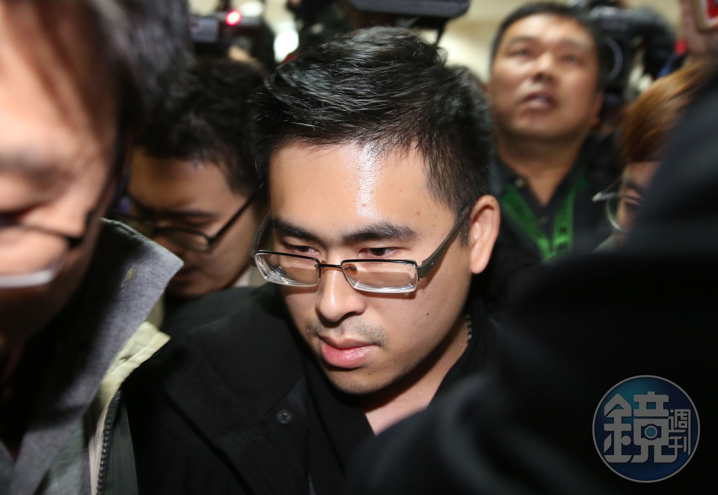 共諜周泓旭案檢調搜索王炳忠住處時，扣到王炳忠的手札寫下滿滿向父親供奉的神明王爺問事的提綱，例如「政黨局今年500萬，下修350萬」等字句。