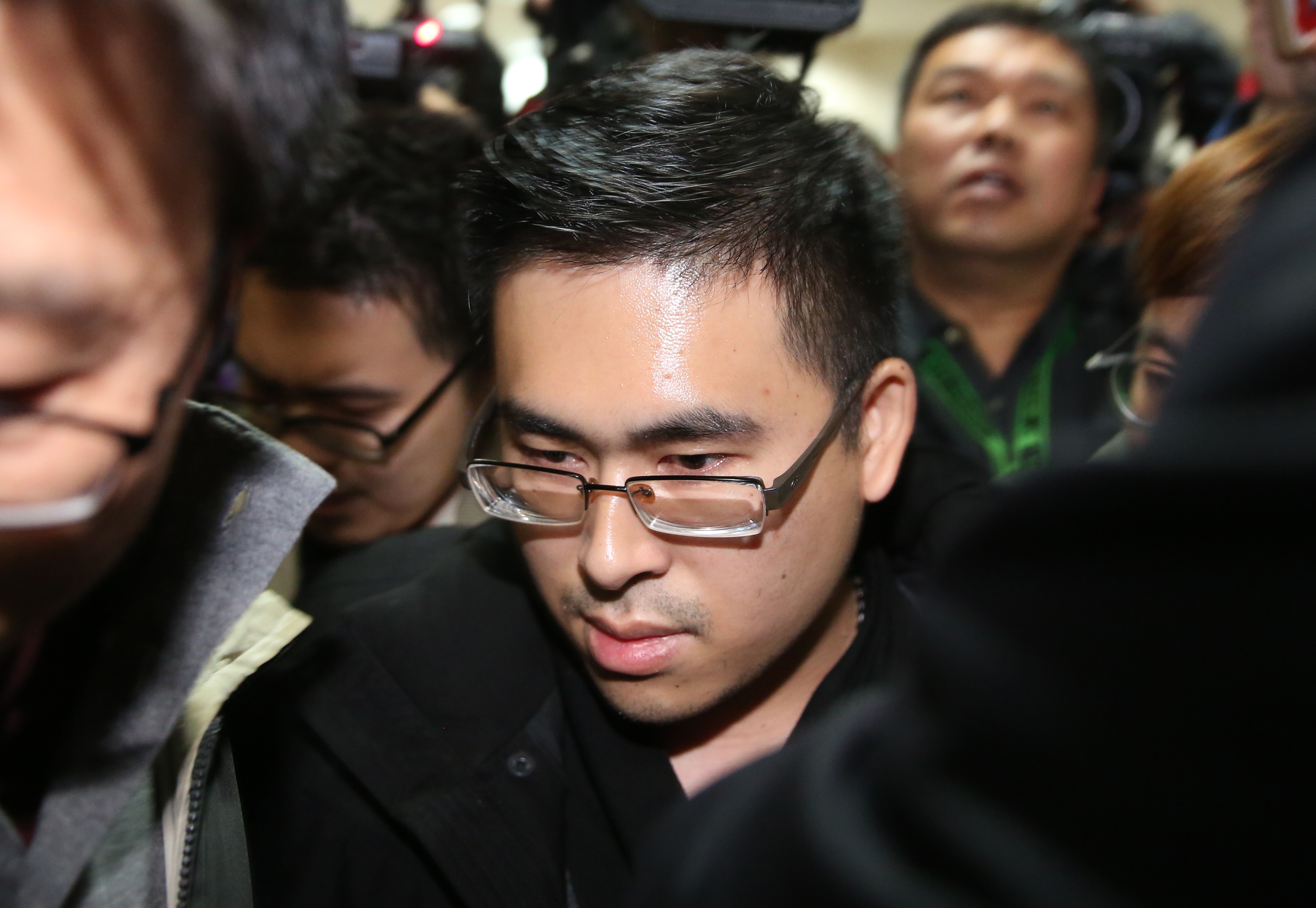 共諜周泓旭案檢調搜索王炳忠住處時，扣到王炳忠的手札寫下滿滿向父親供奉的神明王爺問事的提綱，例如「政黨局今年500萬，下修350萬」等字句。