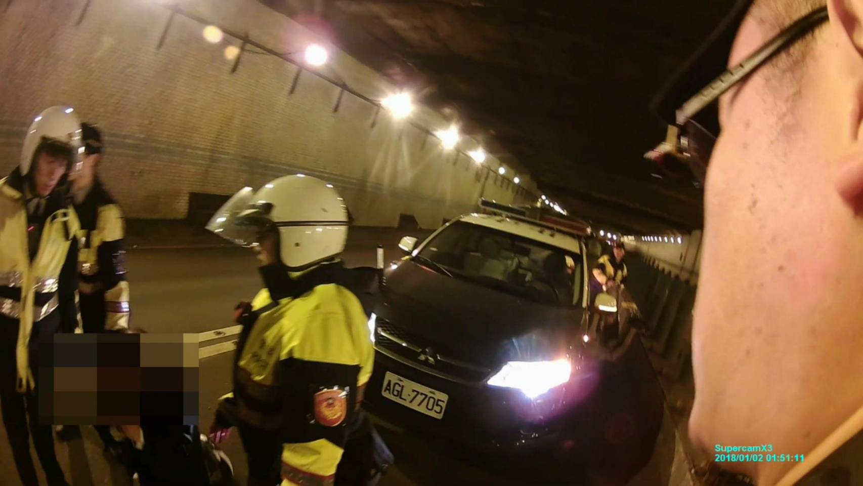 陳姓民眾從台中被押往花蓮、台北處理債務糾紛,所幸在台北遇見路檢員警,從後座衝下車向警方求援。(翻攝畫面)